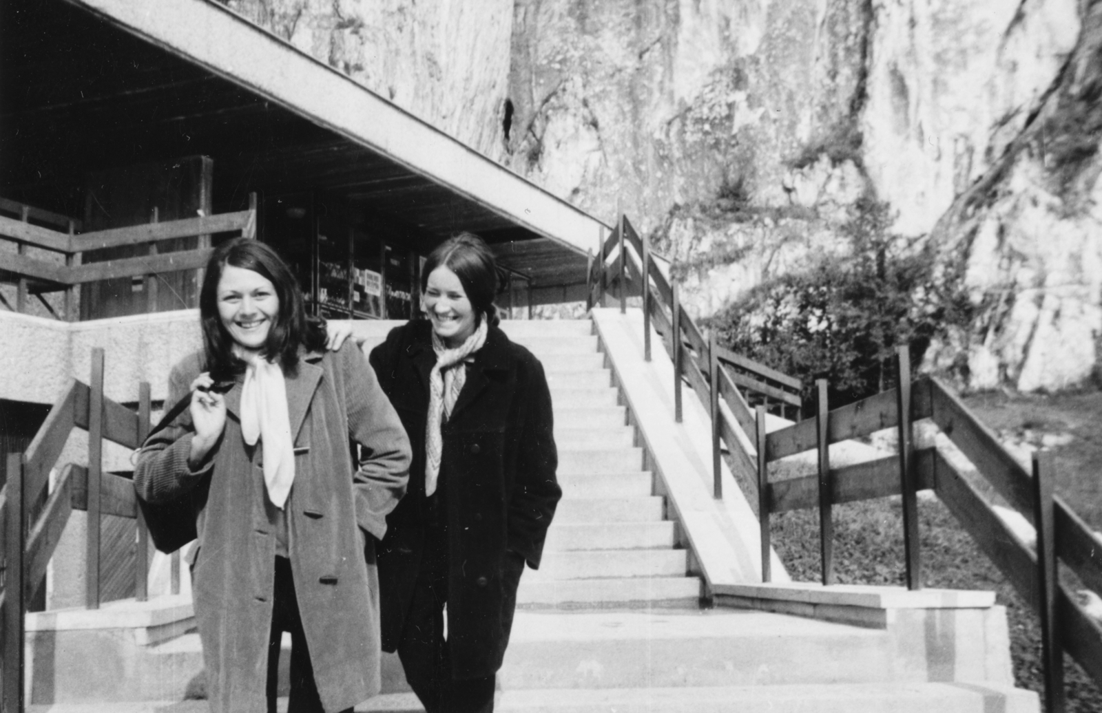 Hungary, Aggtelek, a Baradla barlang bejáratánál., 1972, Gál László, railing, women, stairs, double portrait, Fortepan #29444
