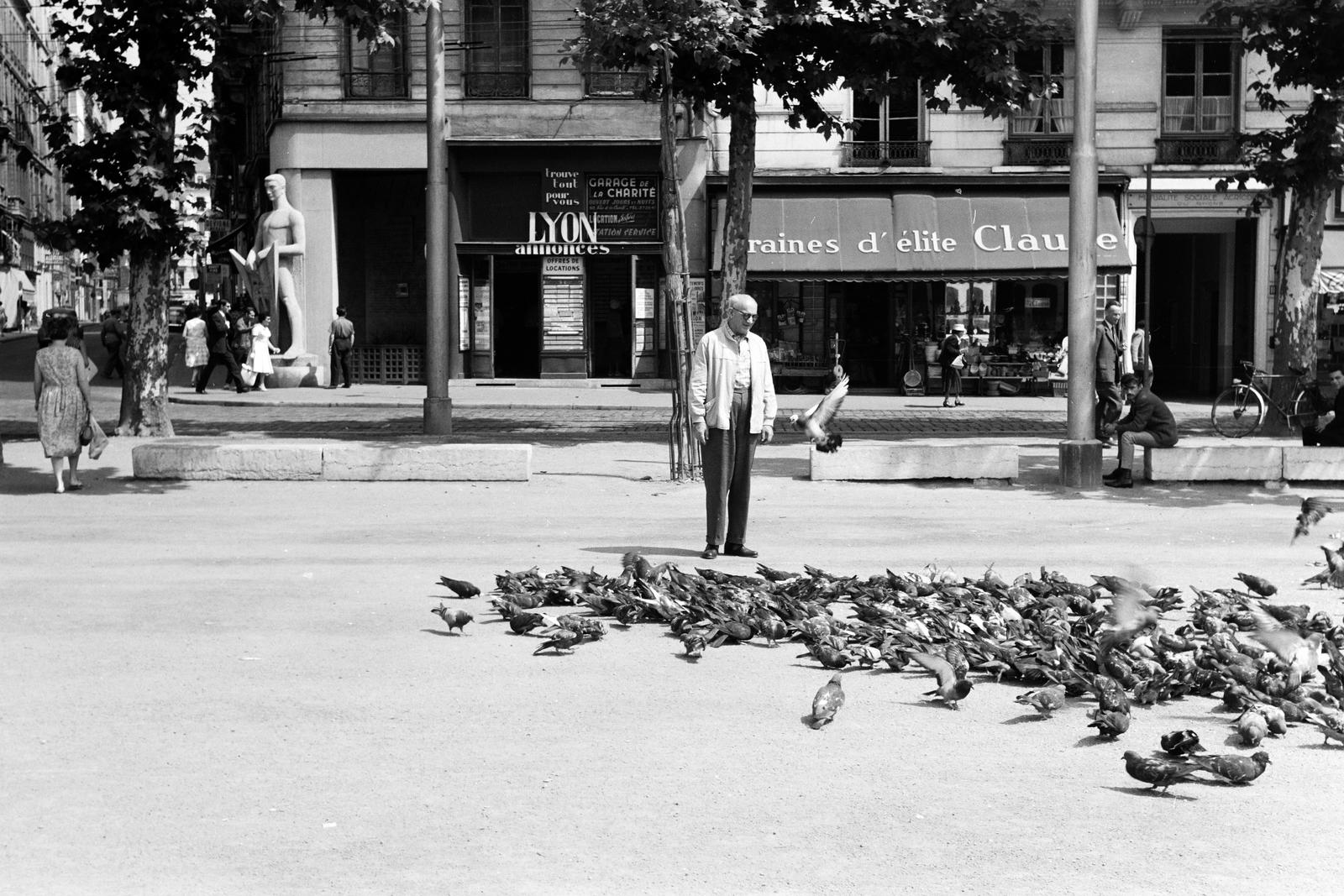 Franciaország, Lyon, Place Bellecour, balra a Rue Gasparin. A sarkon a Veilleur de pierre emlékmű (Georges Salendre szobrászművész alkotása 1948.)., 1961, Varga Péter, Fortepan #294446