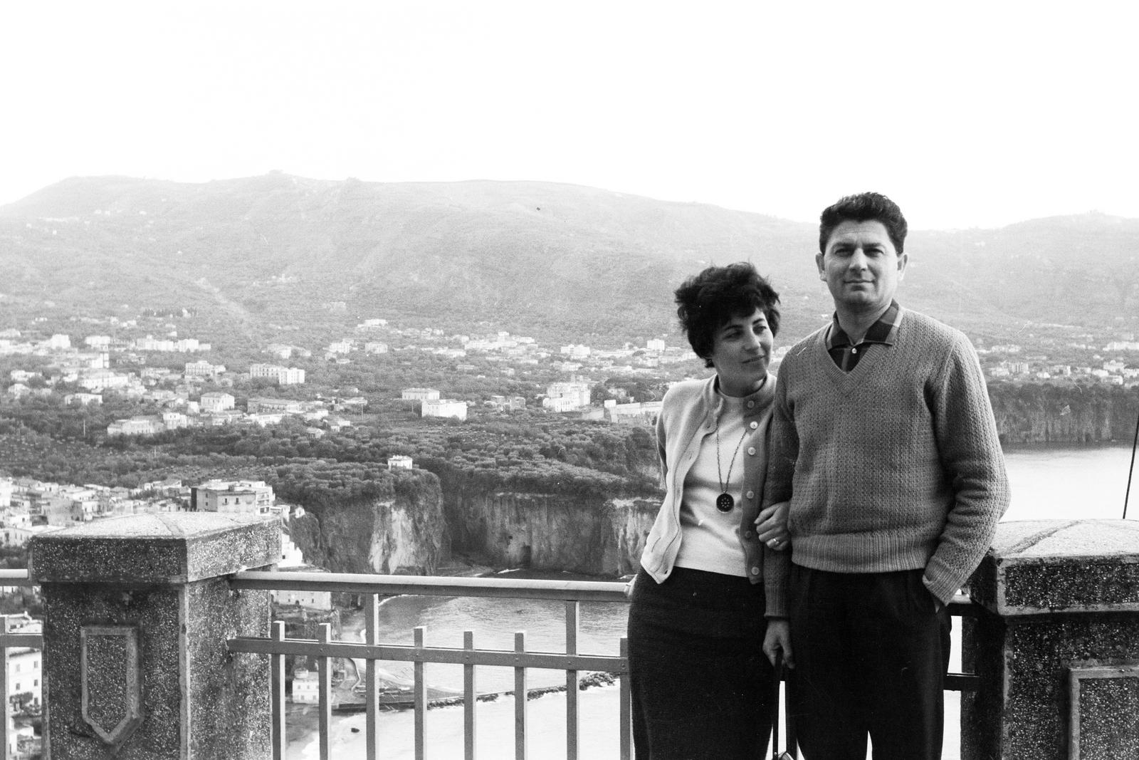 Olaszország, Sorrento, Strada Statale, háttérben Sorrentoi-öböl., 1962, Varga Péter, Fortepan #294488