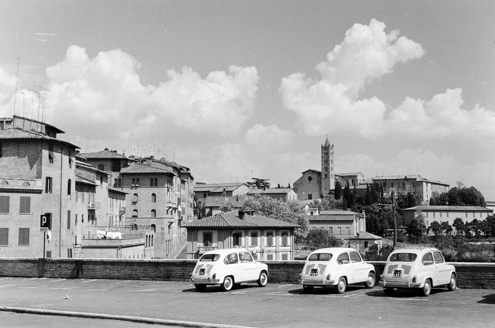 Olaszország, Siena, Piazza Mercato, háttérben a Santa Maria dei Servi-templom., 1962, Varga Péter, Fiat-márka, olasz gyártmány, automobil, Fiat 600, Fortepan #294489