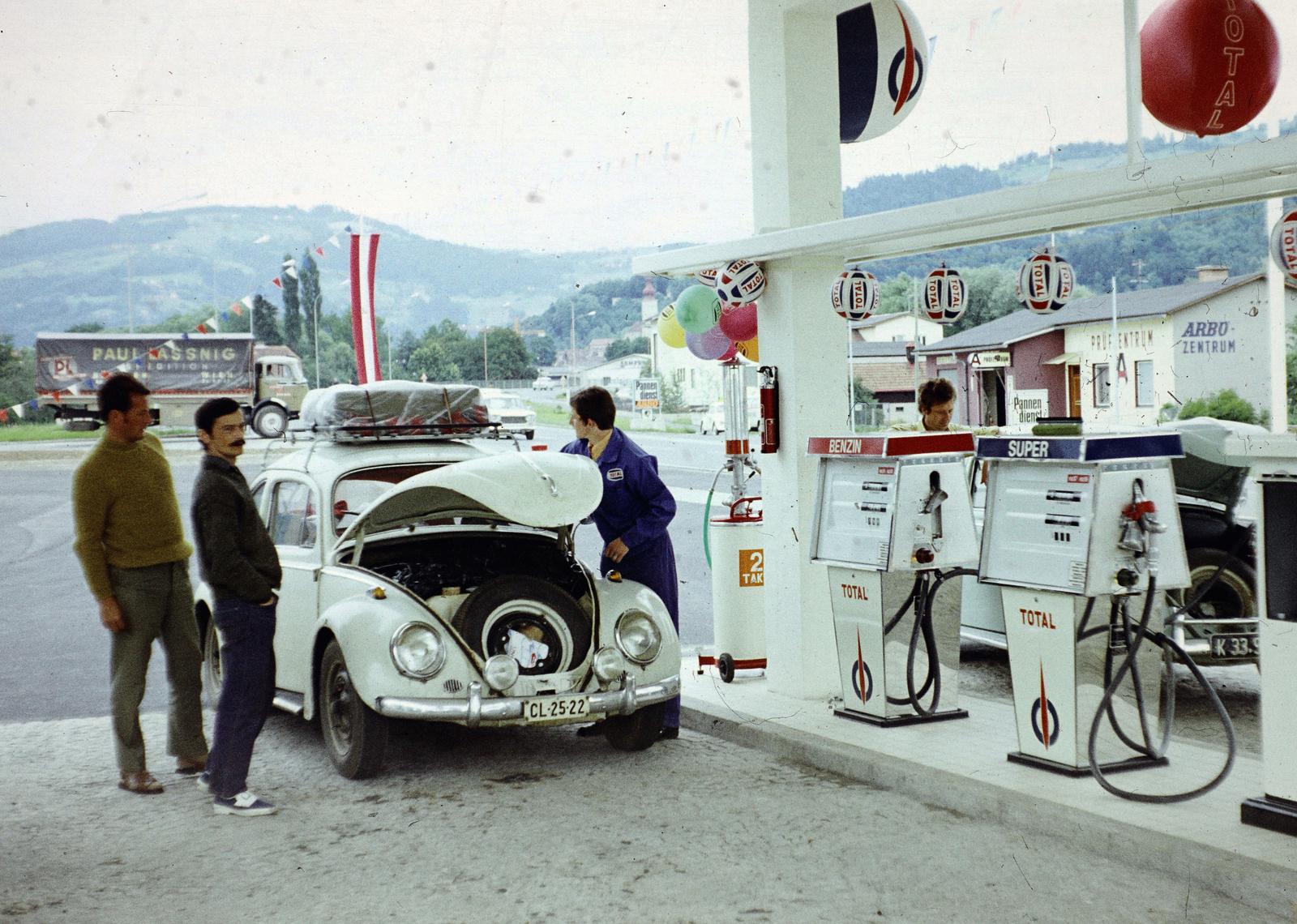 1969, Romek család, gas station, colorful, Volkswagen Beetle, number plate, Volkswagen-brand, Fortepan #294505
