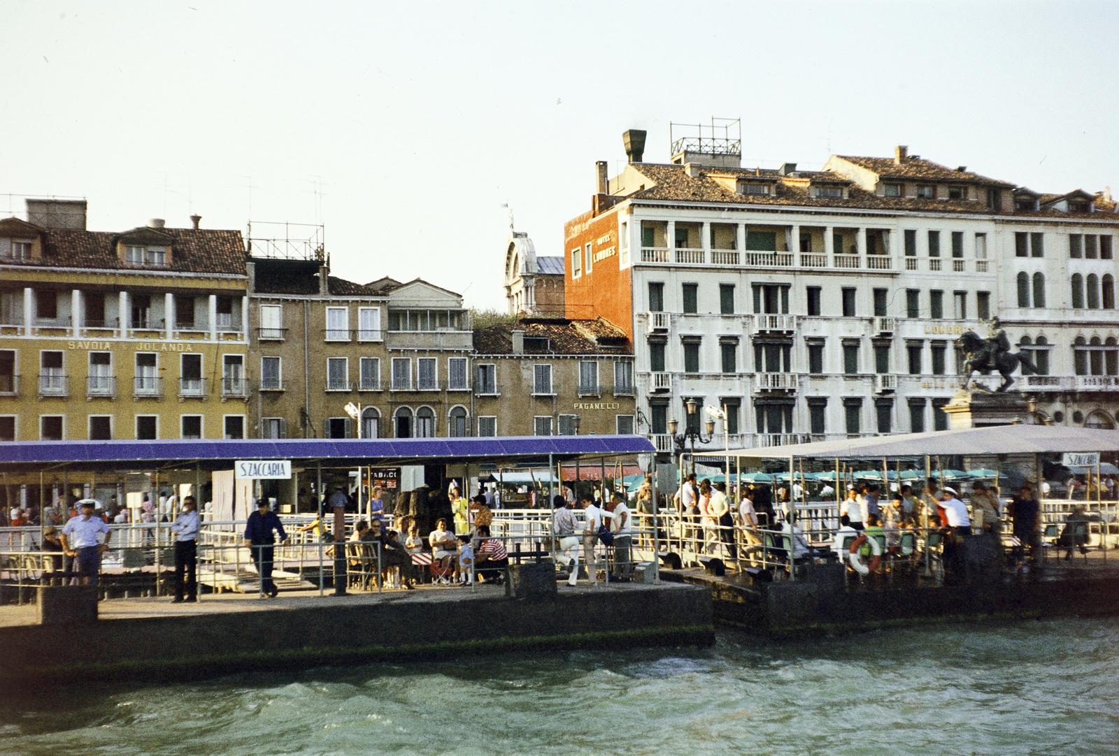 Olaszország, Velence, Riva degli Schiavoni, jobbra a II. Vittorio Emanuele emlékmű, amelyet Ettore Ferrari szobrászművész készített 1887-ben., 1969, Romek család, Fortepan #294508