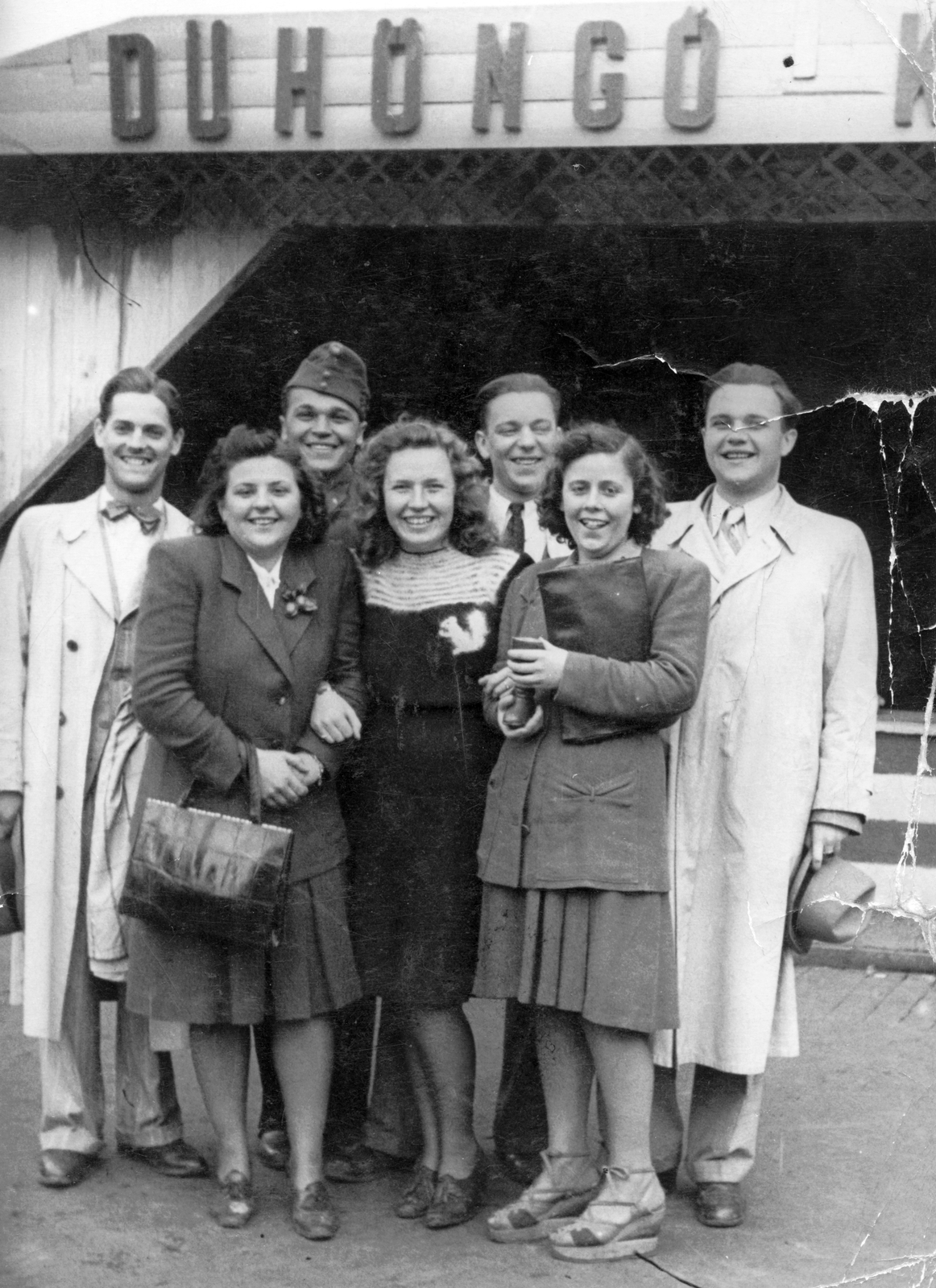 Hungary, Budapest XIV., Angol Park, Dühöngő Konyha a késöbbi Vidámpark területén., 1942, Gál László, hat, tableau, women, men, soldier, handbag, trench coat, sandal, bow tie, Budapest, hat in hand, Fortepan #29451