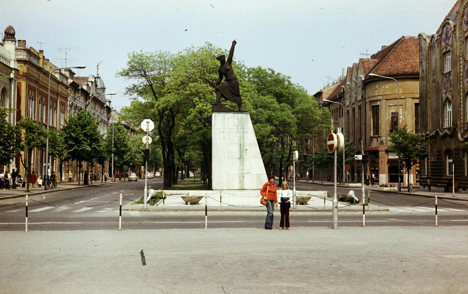 Hungary, Kecskemét, Szabadság tér, szemben a Rákóczi út. Tanácsköztársasági emlékmű (Herczeg Klára, 1959.)., 1977, Sári Katalin, Fortepan #294519