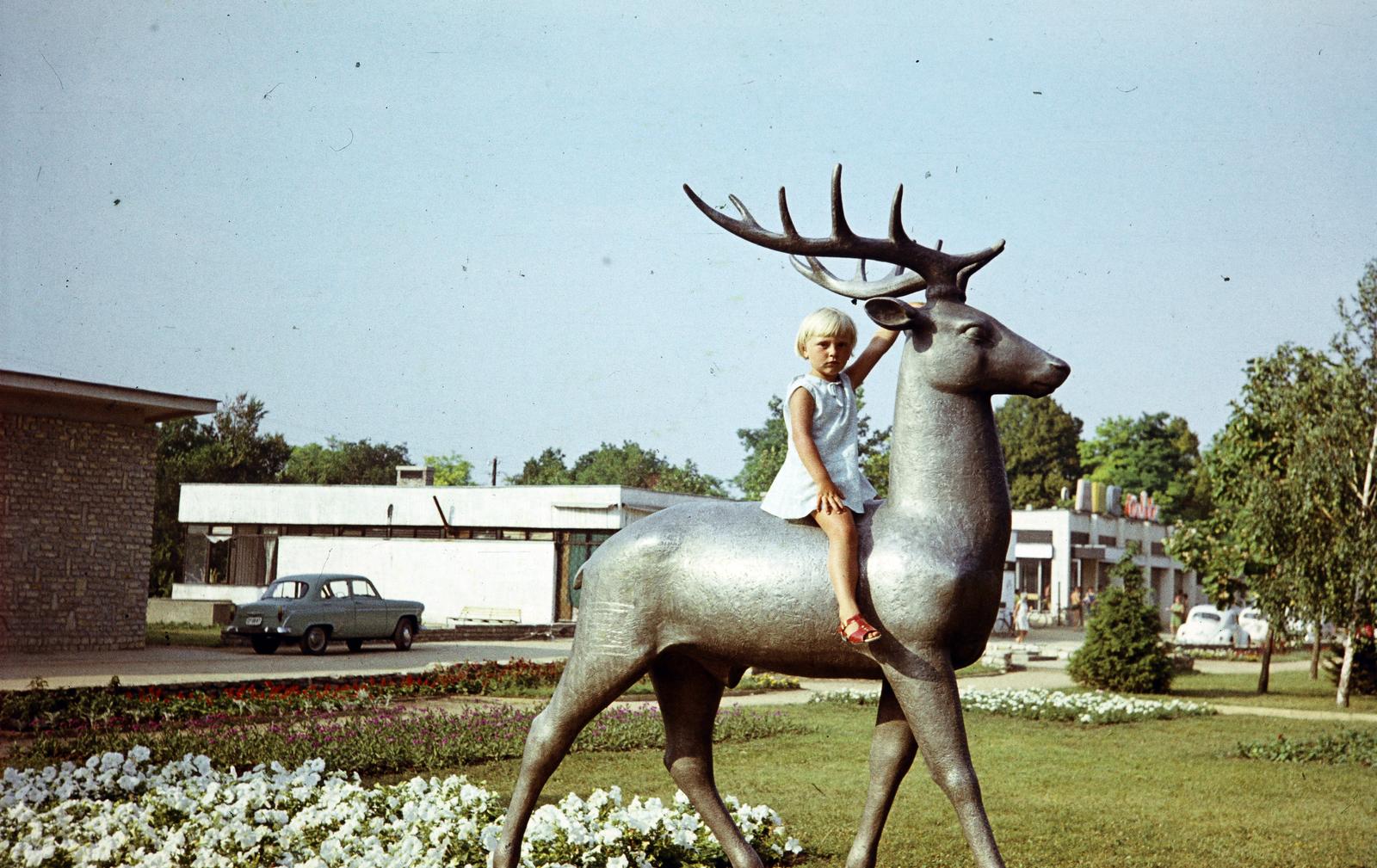Magyarország,Velencei-tó, Gárdony, Petőfi utca a Balatoni út közelében, Csodaszarvas Huszár Imre alkotása (1966)., 1965, Sári Katalin, Fortepan #294531