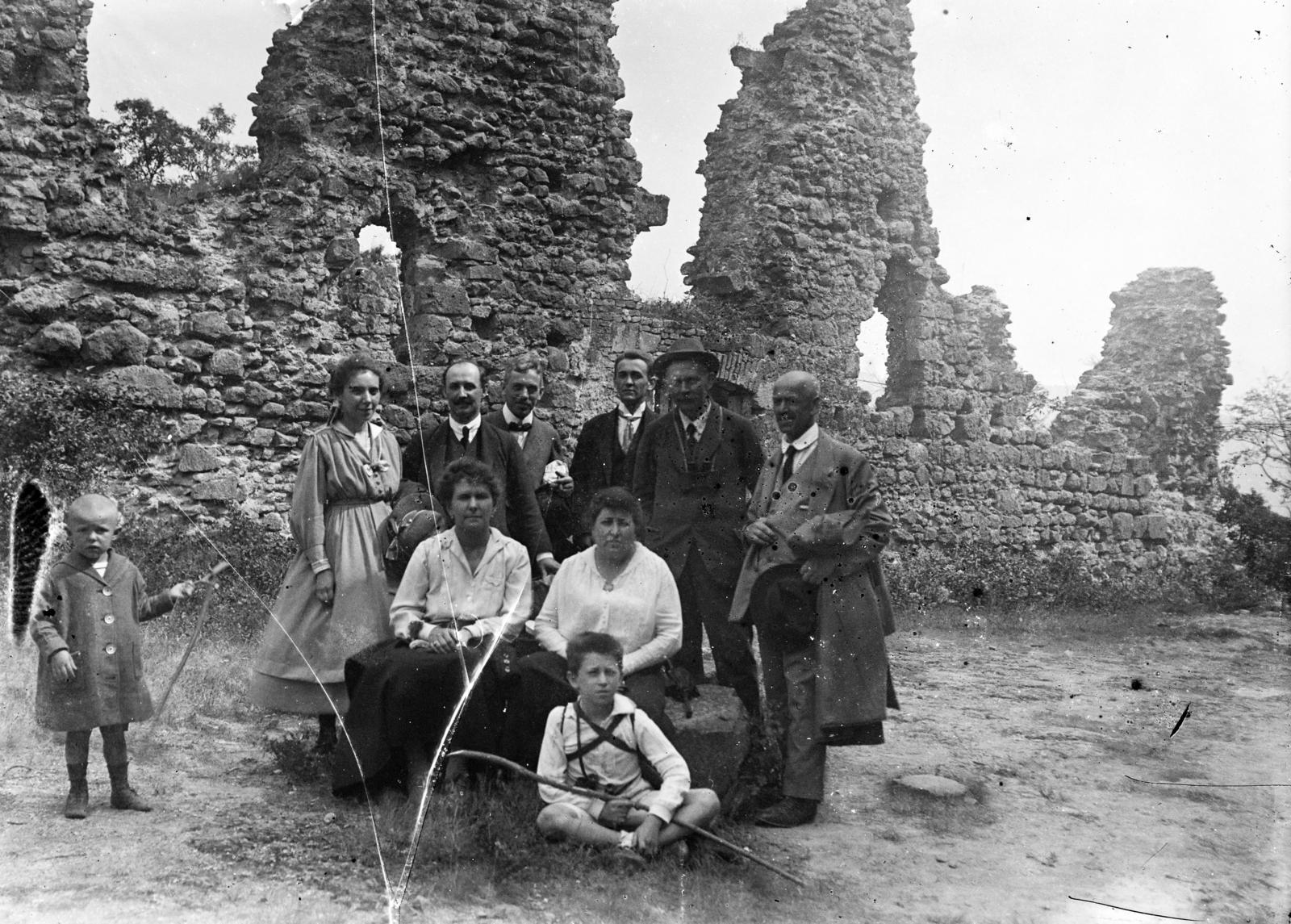 Magyarország,Dunakanyar, Visegrád, Fellegvár., 1916, Urbánné dr. Lux Judit, Lux Gyula, kirándulás, sérült kép, család, rom, Fortepan #294536