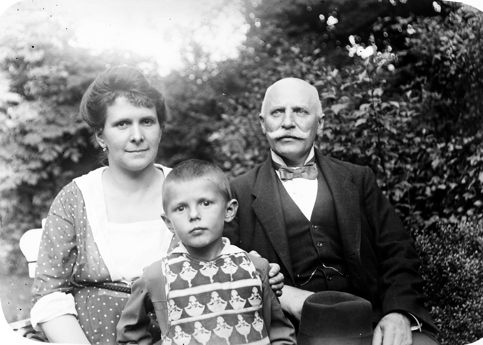 1917, Urbánné dr. Lux Judit, three people, family, hat on knees, Fortepan #294542