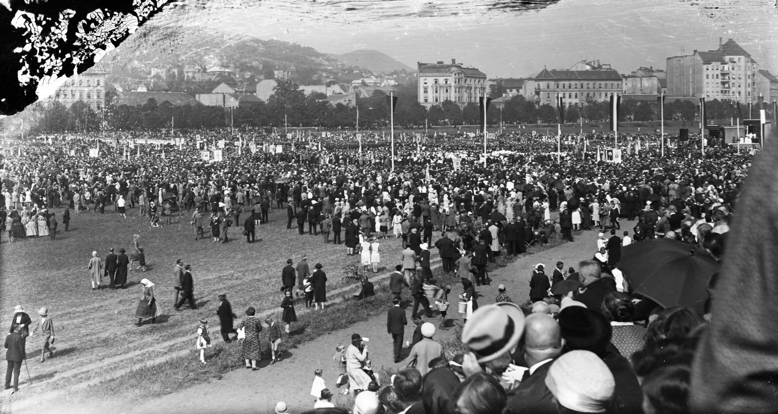 Hungary, Budapest I., Szent Imre év ünnepi miséje a Vérmezőn. Háttérben középtől kissé jobbra a Krisztina körúton, a Maros utca sarkán álló két ház., 1930, Urbánné dr. Lux Judit, Budapest, damaged photo, Fortepan #294543