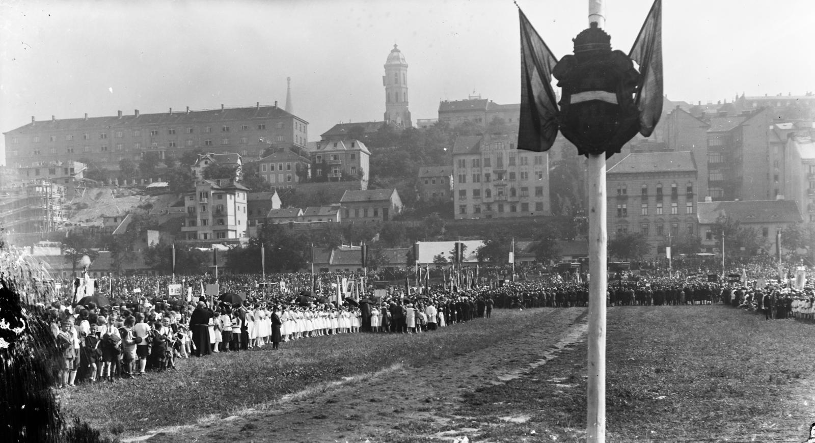Hungary, Budapest I., Szent Imre év ünnepi miséje a Vérmezőn. Háttérben az Attila út földszintes házai, fenn a budai Várban a Hadtörténeti Múzeum, mögötte a Levéltár tornya, ettől jobbra a Mária Magdolna-templom tornya látszik., 1930, Urbánné dr. Lux Judit, Budapest, festive, Fortepan #294544