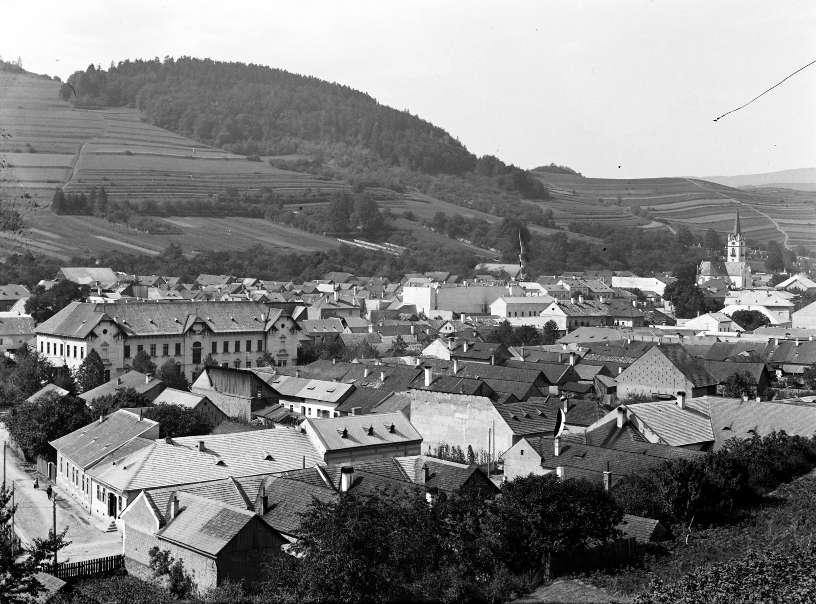 Szlovákia, Dobsina, balra a Állami Polgári Fiúiskola épülete, jobbra az evangélikus templom látható., 1915, Urbánné dr. Lux Judit, Lux Gyula, háztető, látkép, Fortepan #294545