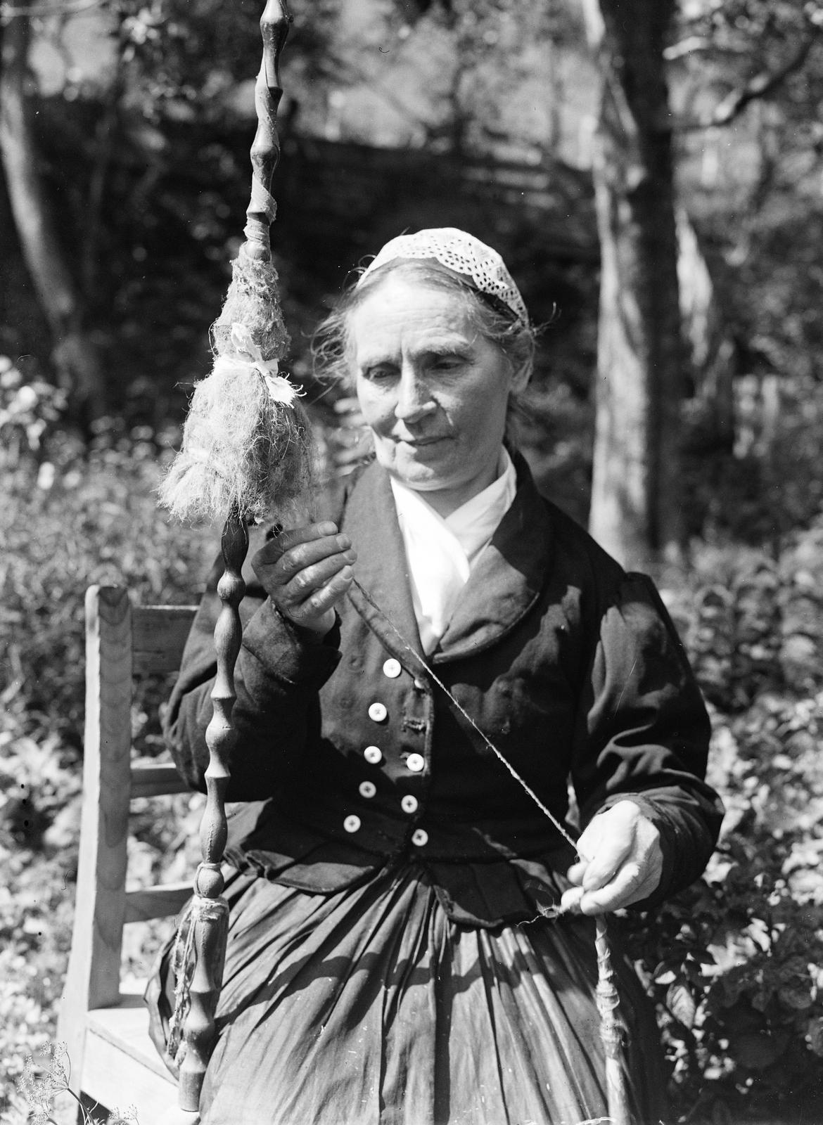 1915, Urbánné dr. Lux Judit, Lux Gyula, fonás, hölgy, idős ember, népviselet, guzsaly, orsó, főkötő, Fortepan #294551