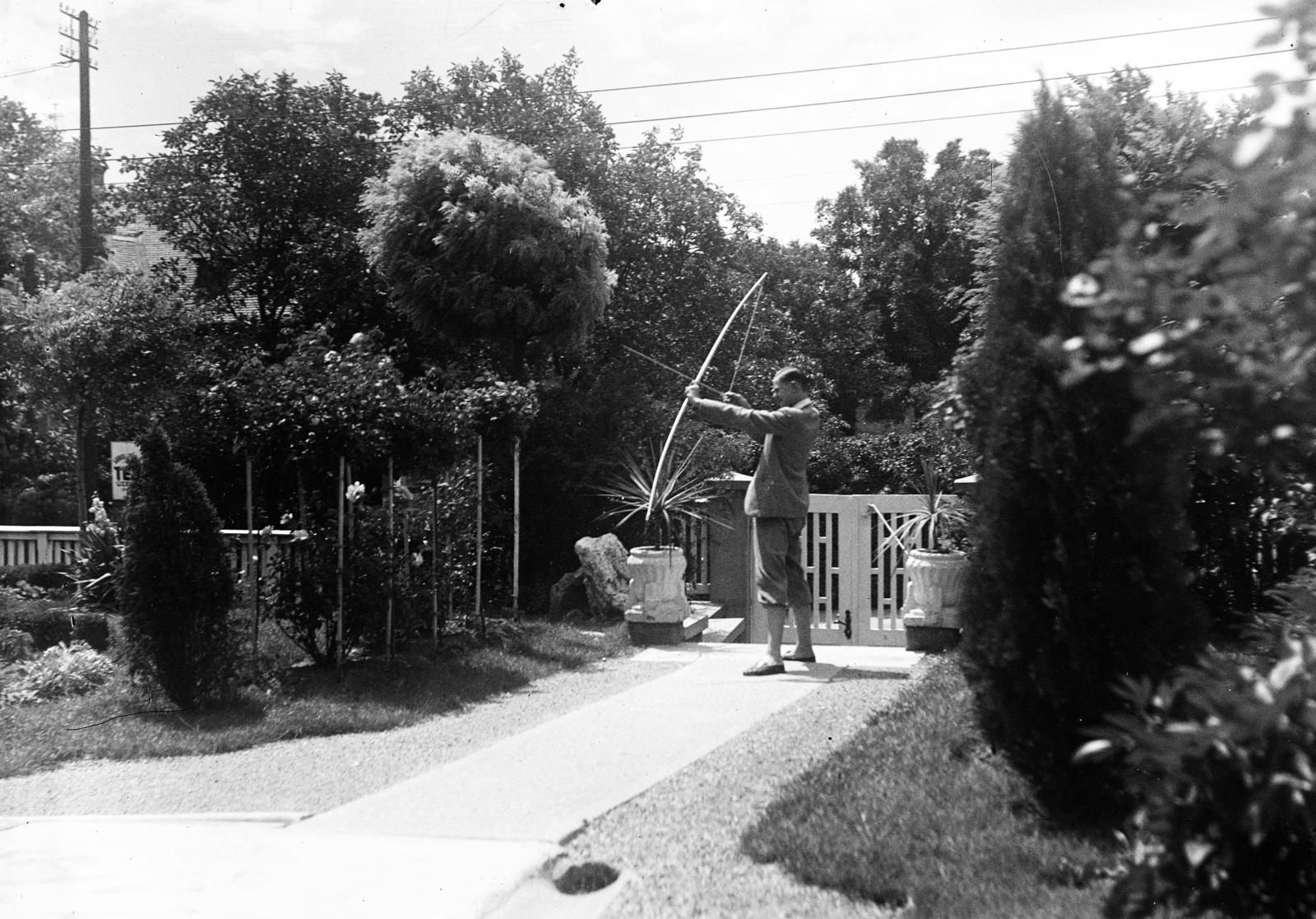 1922, Urbánné dr. Lux Judit, Best of, garden, breech, archery, wood, arrow, bow, Fortepan #294553
