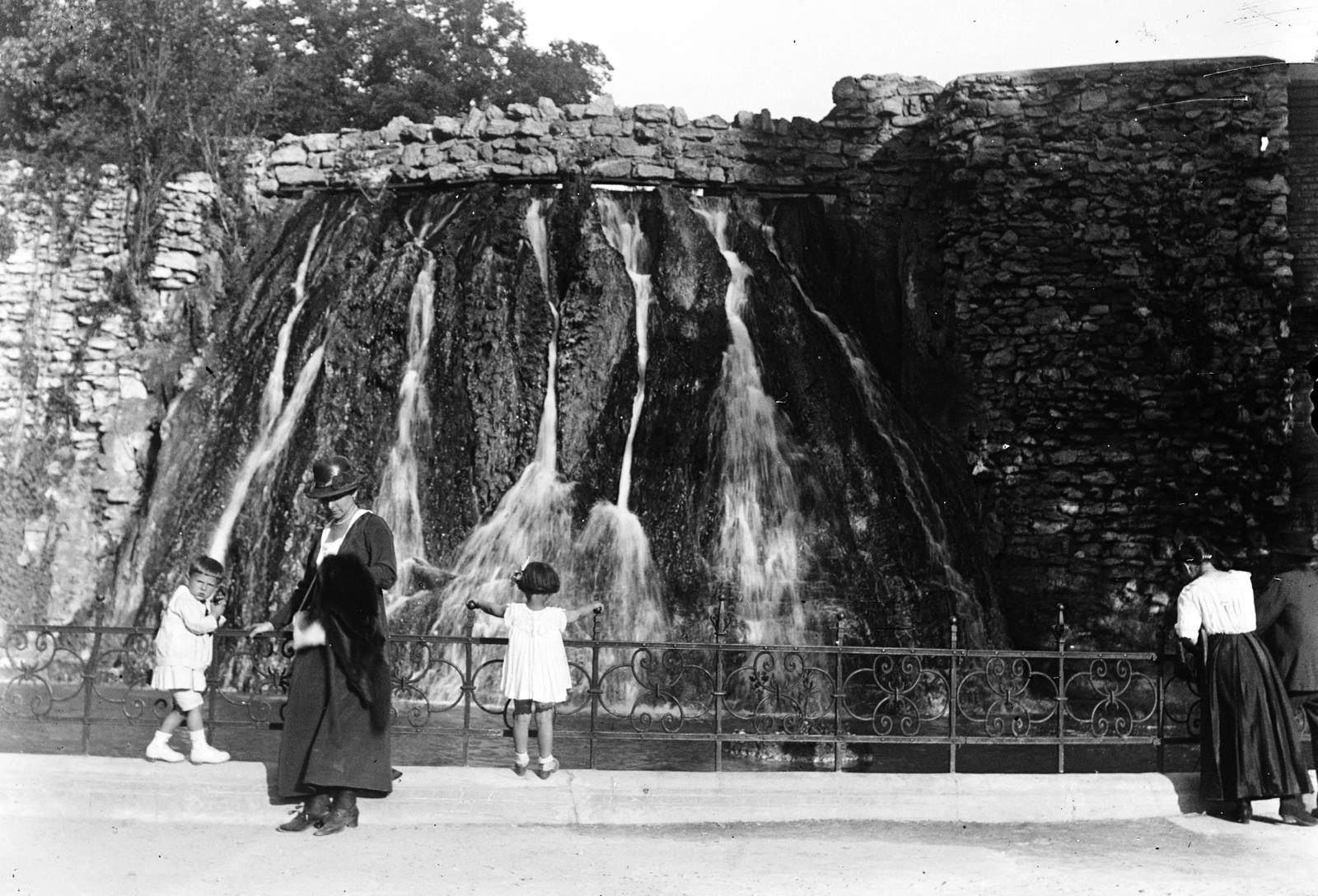 Hungary, Margit Islands, Budapest, vízesés., 1923, Urbánné dr. Lux Judit, railing, freestone, fur, Fortepan #294557