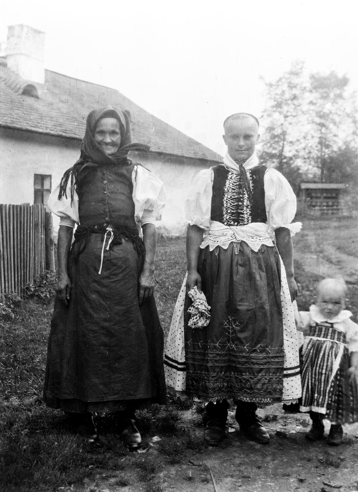 1916, Urbánné dr. Lux Judit, folk costume, kid, boots, headscarf, embroidery, shirt, weaving, apron, vest, hairdo, Slovakian folk costume, handkerchief, Fortepan #294562