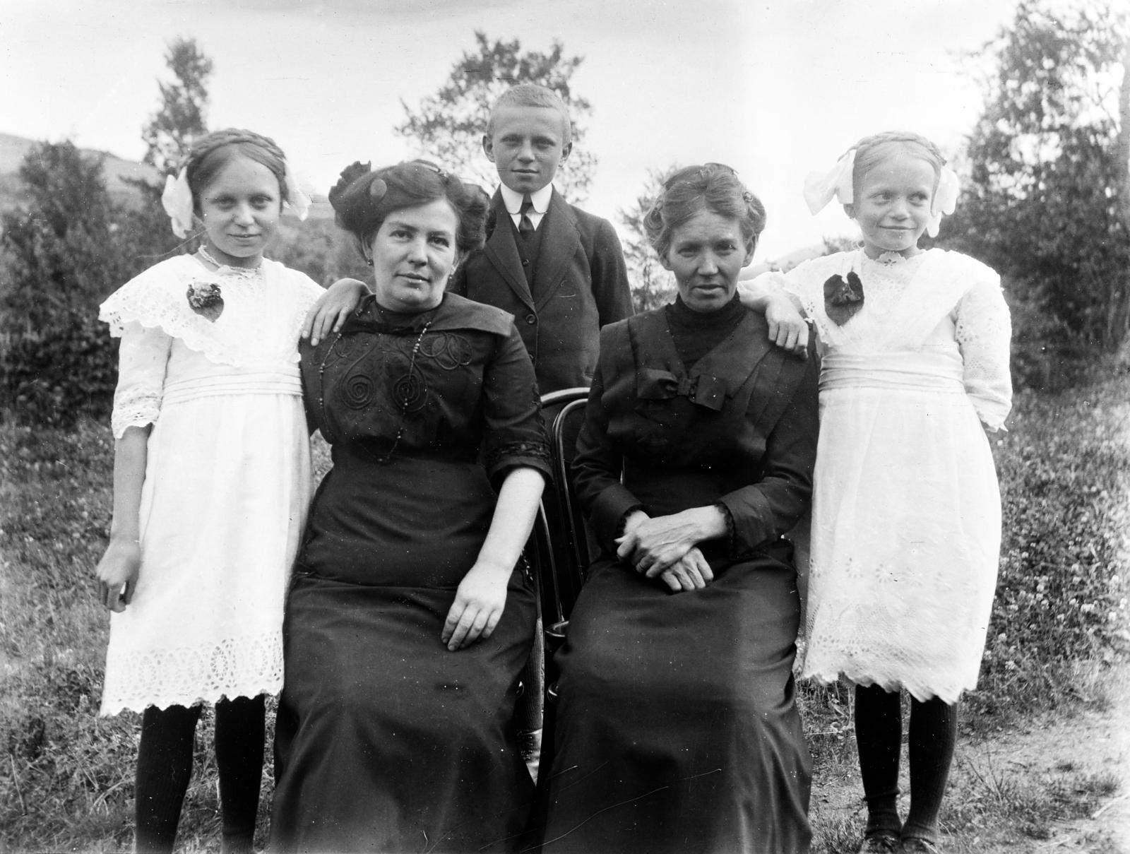 1916, Urbánné dr. Lux Judit, Lux Gyula, család, hajviselet, fekete ruha, fehér ruha, Fortepan #294563