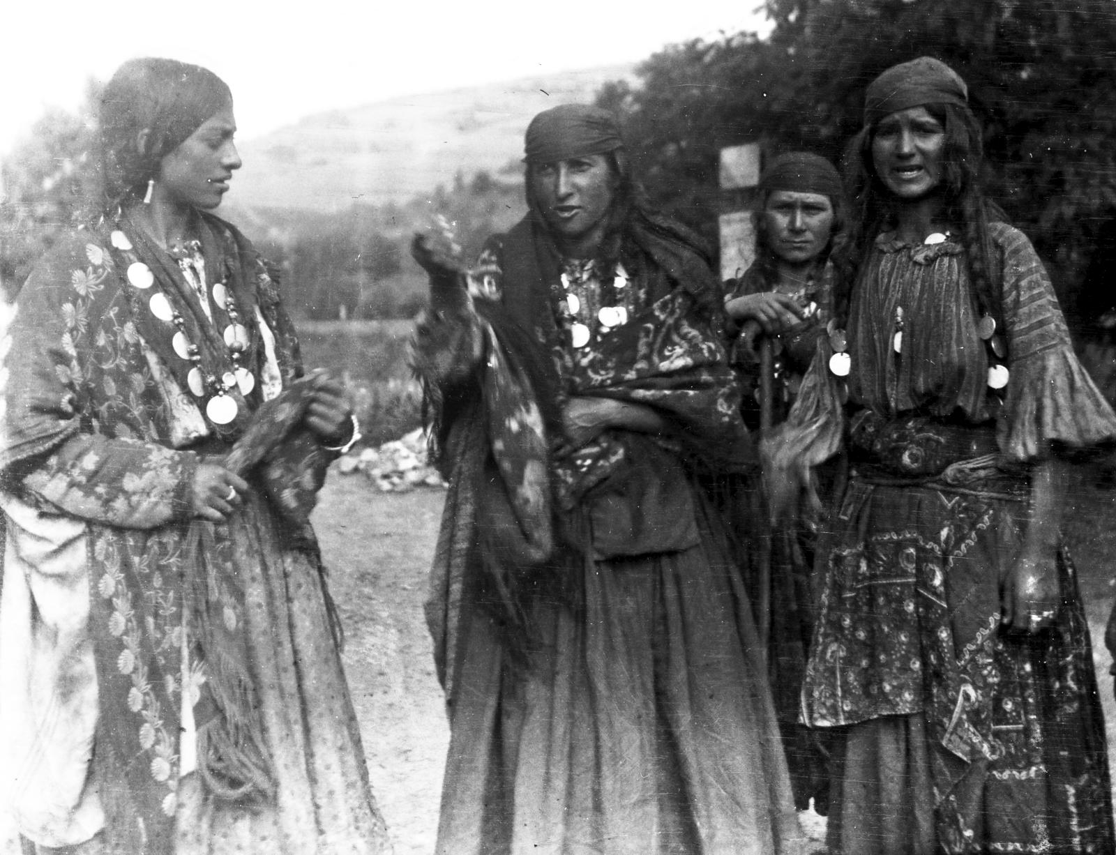 1916, Urbánné dr. Lux Judit, Lux Gyula, népviselet, cigányság, vállkendő, hajfonat, bot, gyűrű, Fortepan #294566