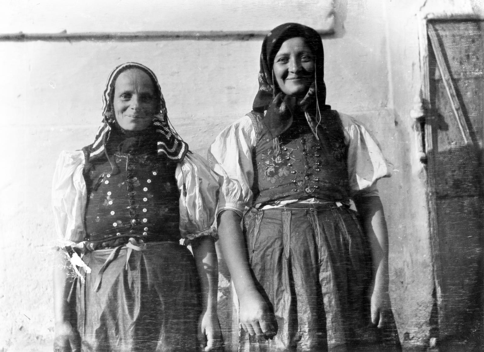 1916, Urbánné dr. Lux Judit, folk costume, headscarf, apron, coif, vest, Slovakian folk costume, Fortepan #294567