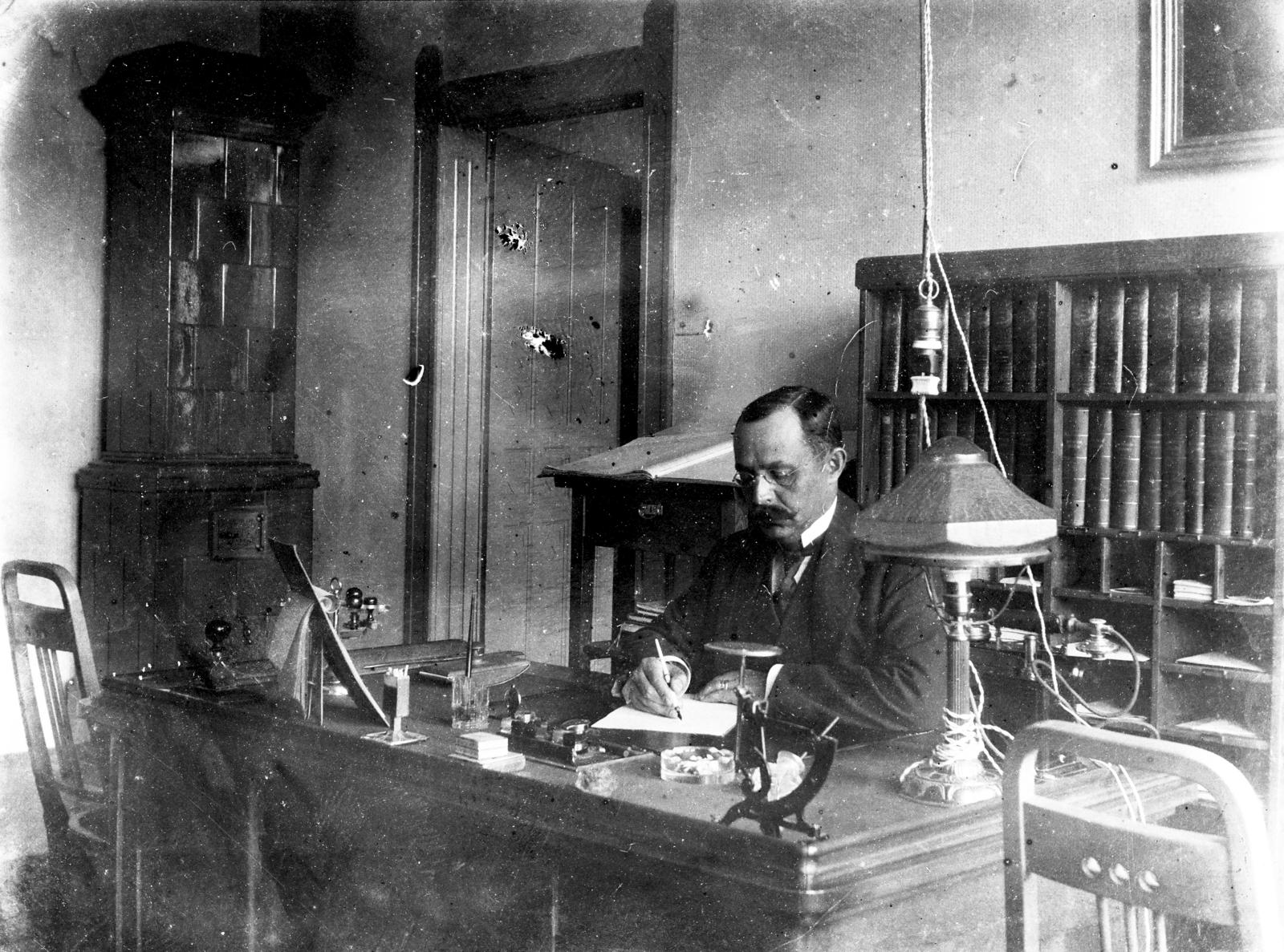Románia,Erdély, Kolozsvár, Eperjes (Onisifor Ghibu) utca, az Állami Tanitóképezde igazgatója Sarudi Ottó írószobájában., 1913, Urbánné dr. Lux Judit, Lux Gyula, íróasztal, cserépkályha, sérült kép, könyvespolc, Fortepan #294573