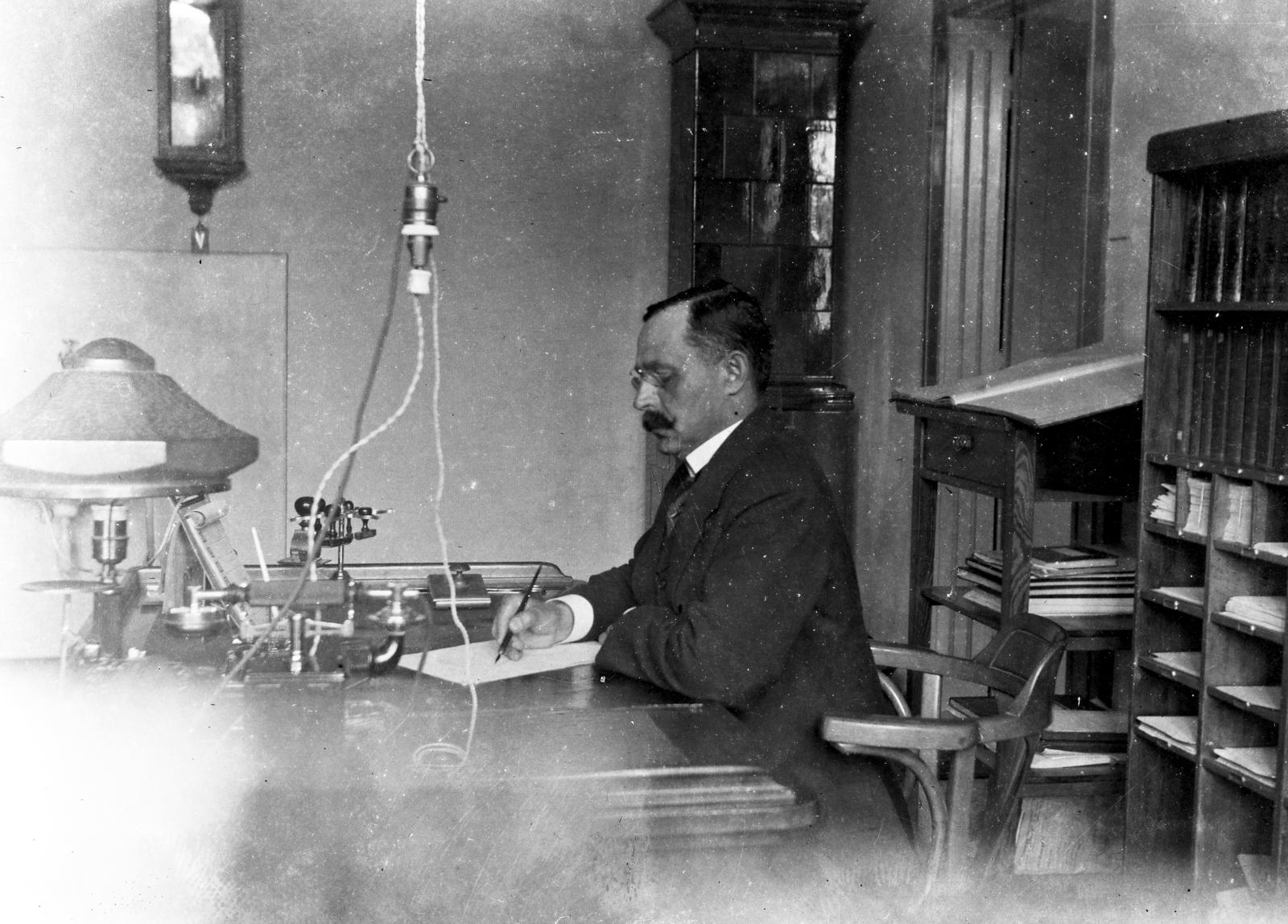 Románia,Erdély, Kolozsvár, Eperjes (Onisifor Ghibu) utca, az Állami Tanitóképezde igazgatója Sarudi Ottó írószobájában., 1913, Urbánné dr. Lux Judit, Lux Gyula, dolgozószoba, ingaóra, írás, Fortepan #294574