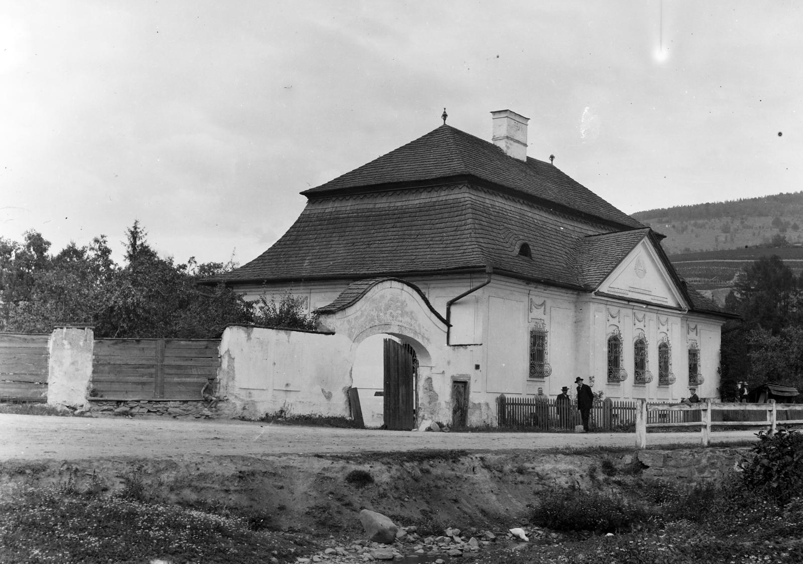 Slovakia, dr. Lux Gyula nyelvész, tanügyi főtanácsos szülőháza., 1913, Urbánné dr. Lux Judit, mansion, window bars, Fortepan #294576
