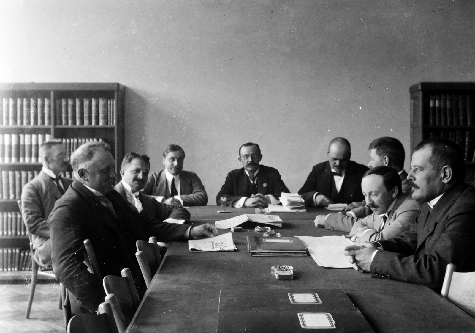 Románia,Erdély, Kolozsvár, szemben az Állami Tanitóképezde igazgatója Sarudi Ottó., 1916, Urbánné dr. Lux Judit, Lux Gyula, asztal, férfiak, könyvespolc, Fortepan #294577