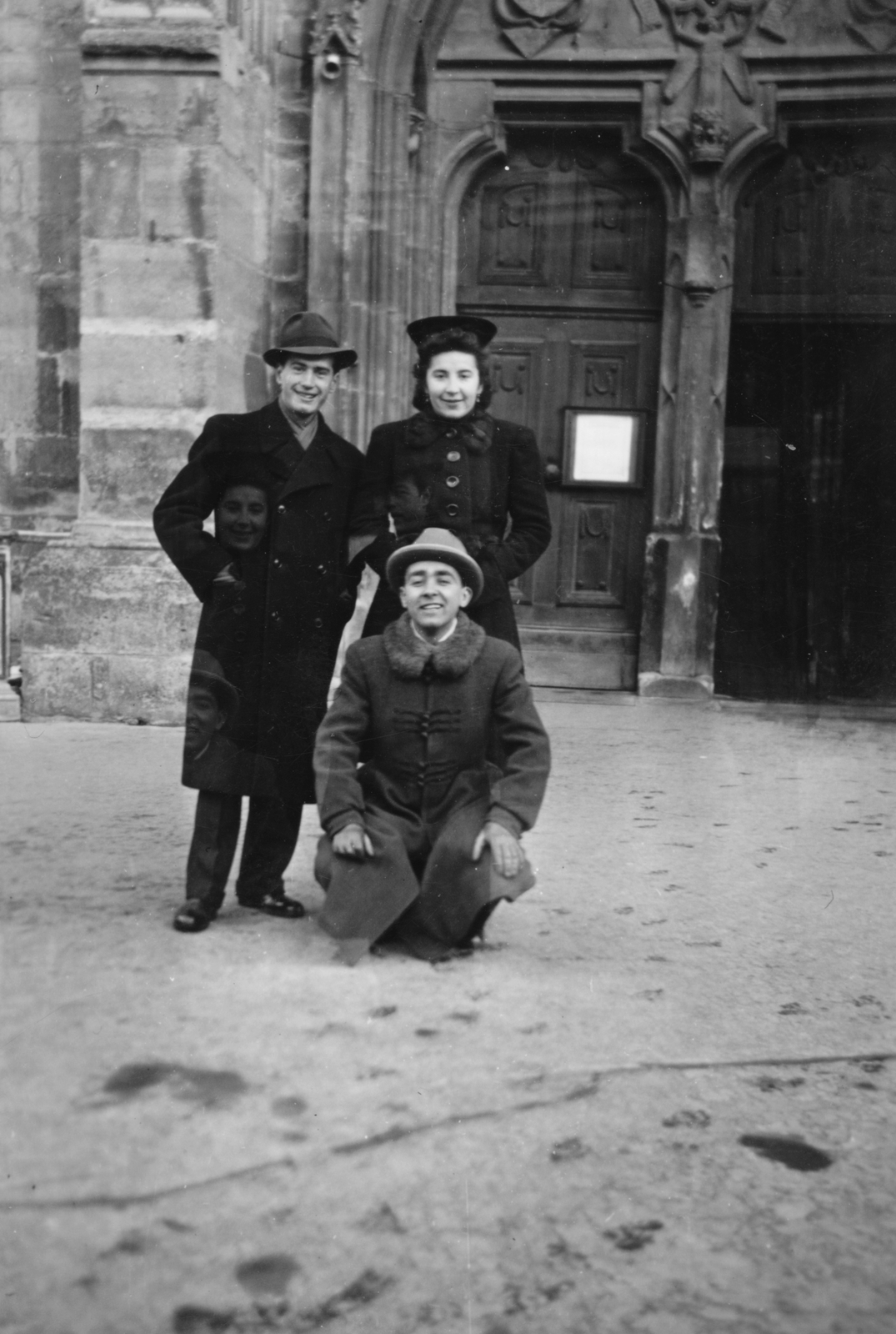 Romania,Transylvania, Cluj-Napoca, Szent Mihály templom., 1940, Gál László, hat, tableau, men, lady, coat, Bocskai coat, double-breasted coat, Fortepan #29459