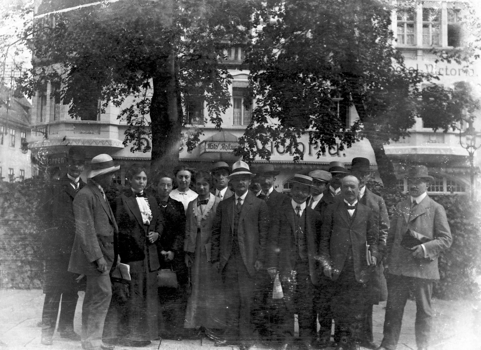 1921, Urbánné dr. Lux Judit, damaged photo, men, lady, Fortepan #294591