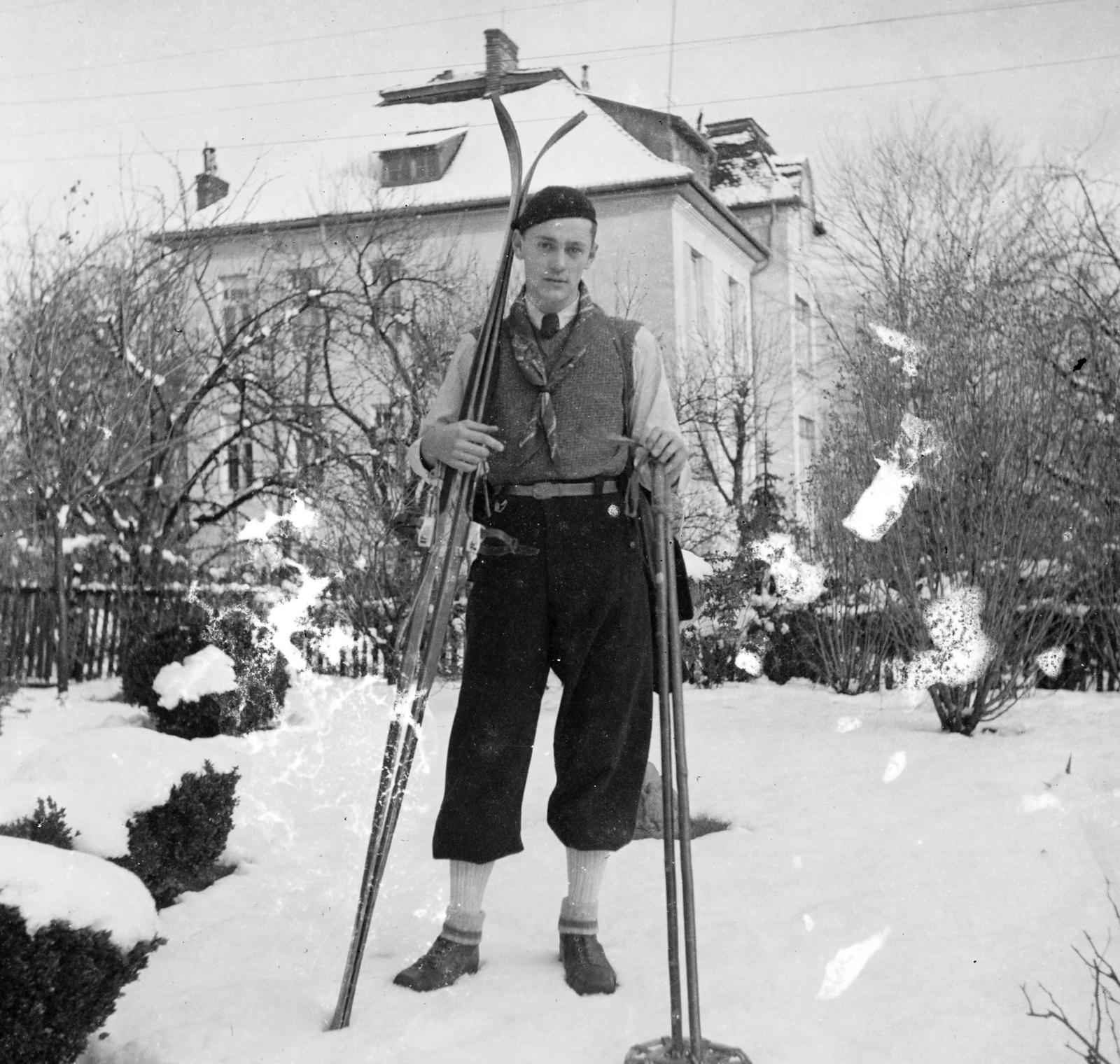 Magyarország, Budapest XII., a felvétel az Orbánhegyi út 11. számú villa kertjében készült. Háttérben a Tóth Lőrinc utca 33. számú villa látható., 1935, Urbánné dr. Lux Judit, Lux Gyula, Budapest, síbot, síléc, Fortepan #294593