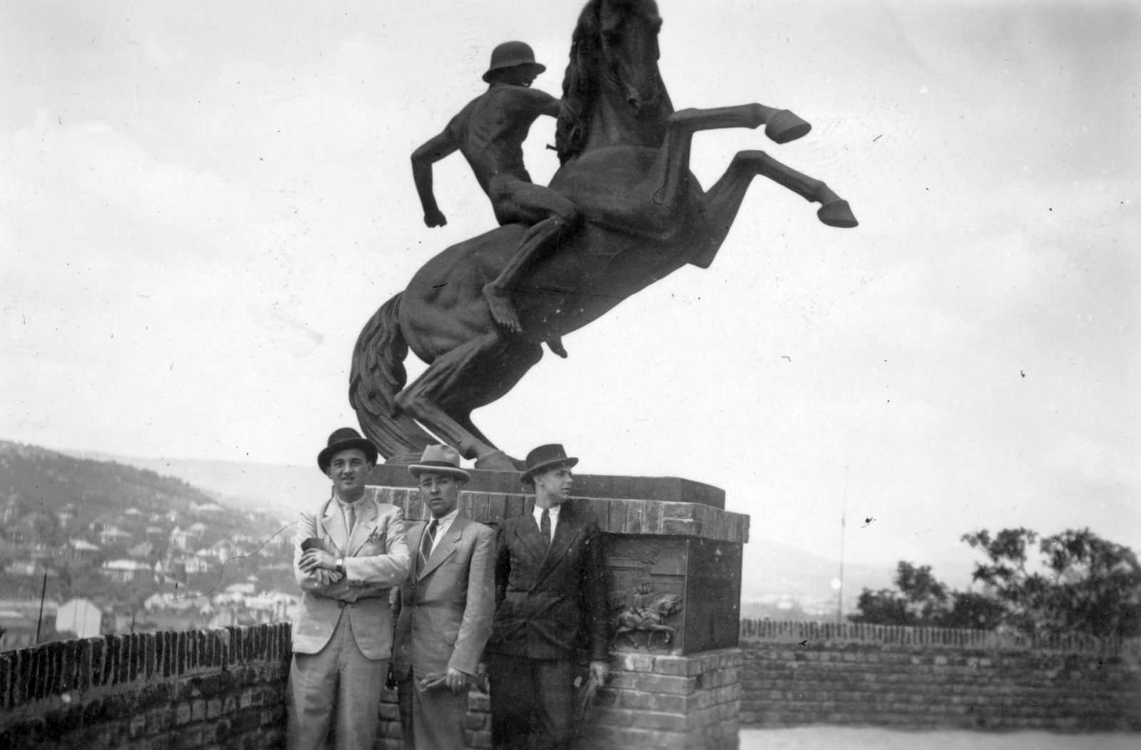 Hungary, Budapest I., Tóth Árpád sétány (Gróf Bethlen István bástyasétány), Veli bej rondella, az erdélyi kettes huszárok emlékére állított lovasszobor., 1940, Gál László, hat, tableau, men, horse sculpture, Budapest, Fortepan #29460