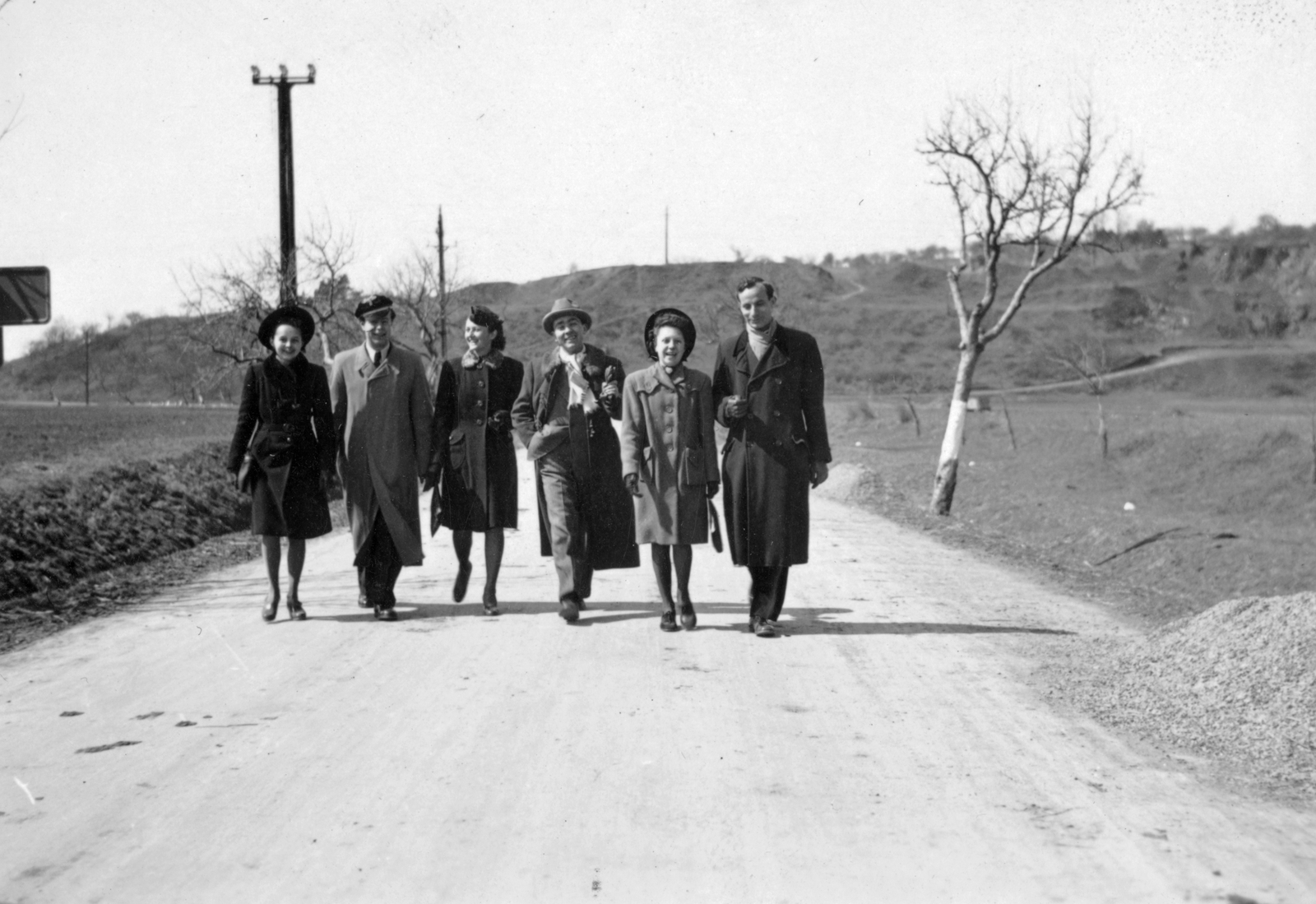 1940, Gál László, fashion, hat, walk, tableau, women, men, peaked cap, Fortepan #29461