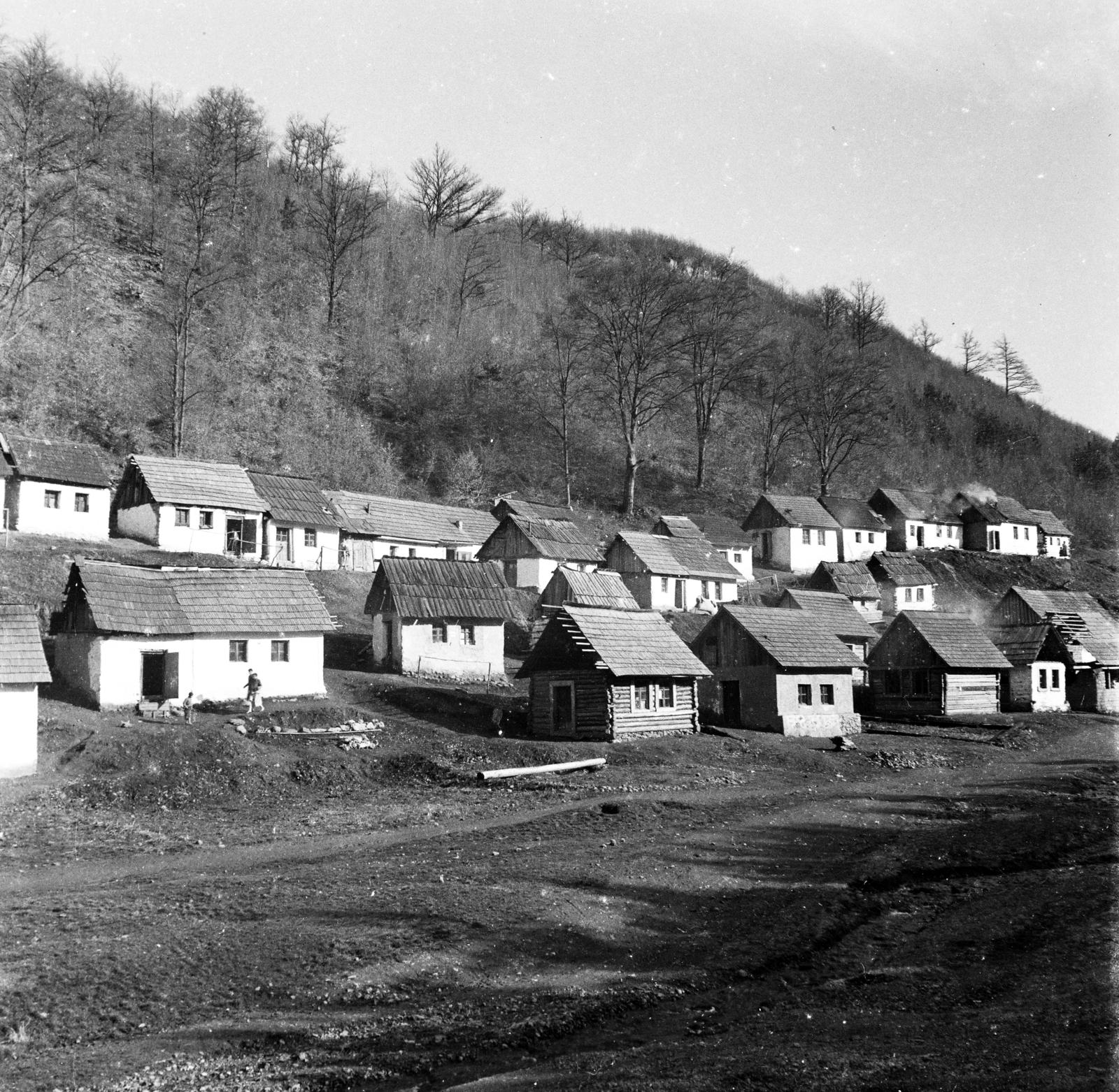 Szlovákia, Dobsina, a város keleti szélén található Cigánytelep (Rómska osada)., 1924, Urbánné dr. Lux Judit, Lux Gyula, Fortepan #294616