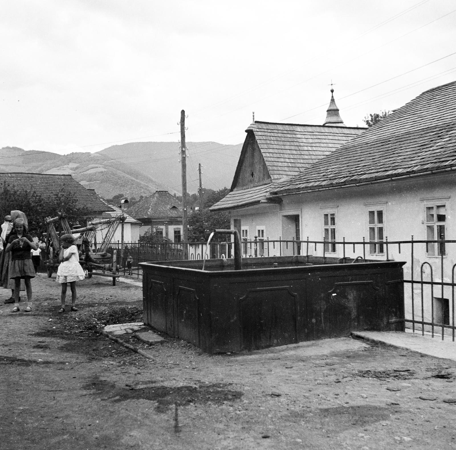 Szlovákia, Dobsina, ulica Jarkova, a házak mögött a Xavéri Szent Ferenc-templom tornya látszik., 1924, Urbánné dr. Lux Judit, Lux Gyula, kút, Fortepan #294620