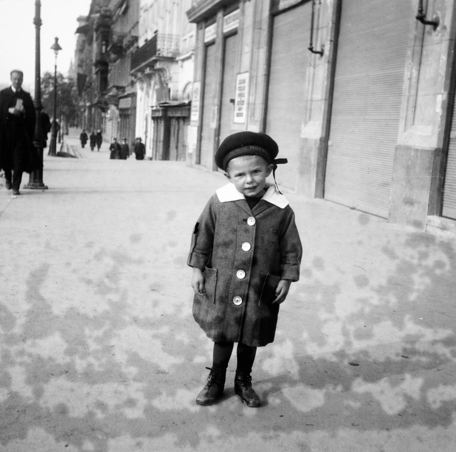 Hungary, Budapest V., Belgrád (Ferenc József) rakpart, a felvétel a Fővám tér sarkán álló ház előtt készült., 1913, Urbánné dr. Lux Judit, Budapest, kid, coat, Fortepan #294622