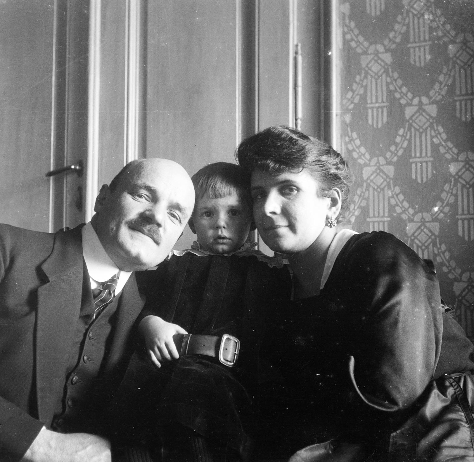 1917, Urbánné dr. Lux Judit, Best of, three people, family, wallpaper, Fortepan #294626
