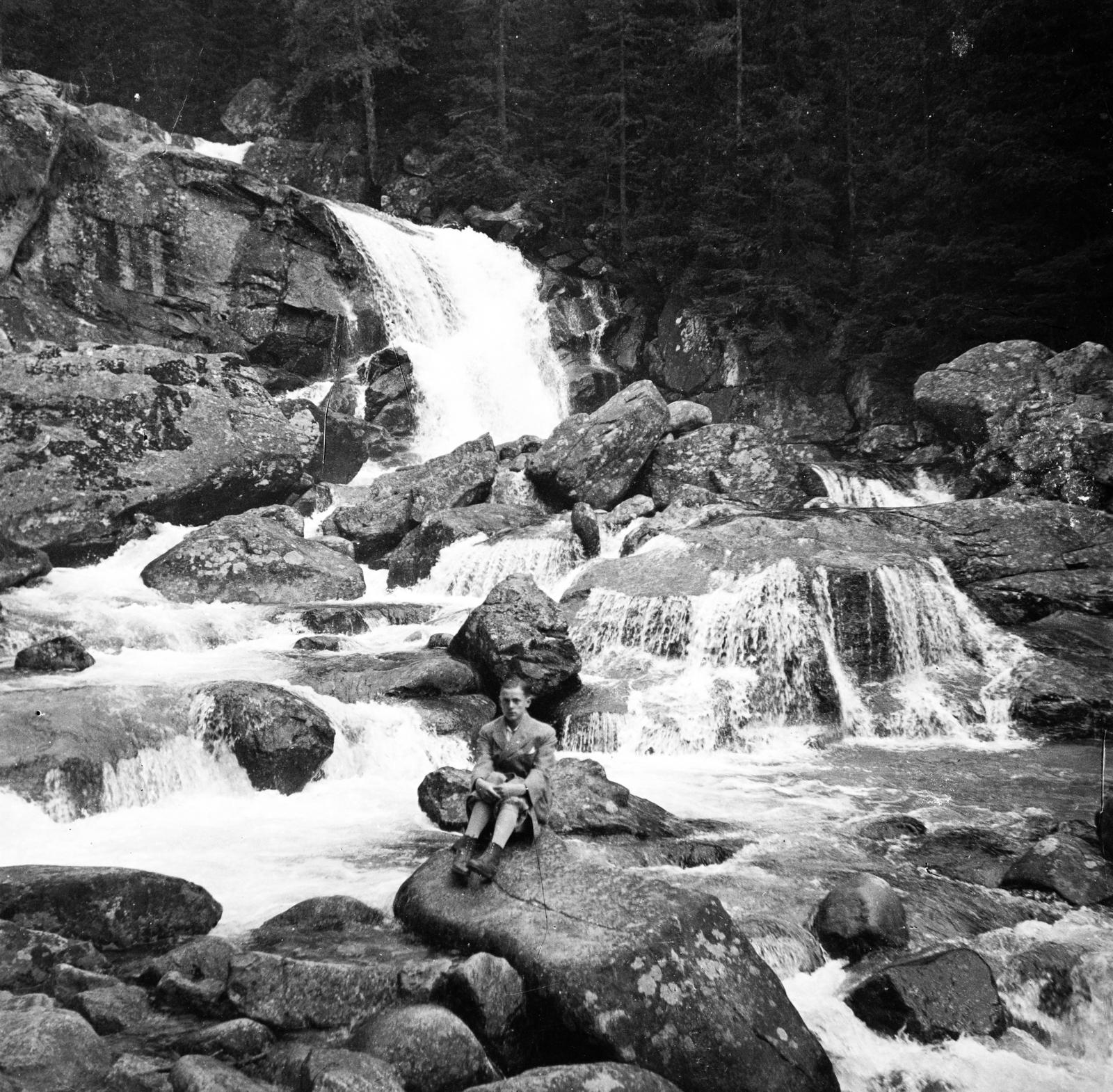 Slovakia, High Tatras, Starý Smokovec, Tar-pataki Nagy-vízesés., 1917, Urbánné dr. Lux Judit, water fall, sitting on a rock, photo aspect ratio: square, Fortepan #294627