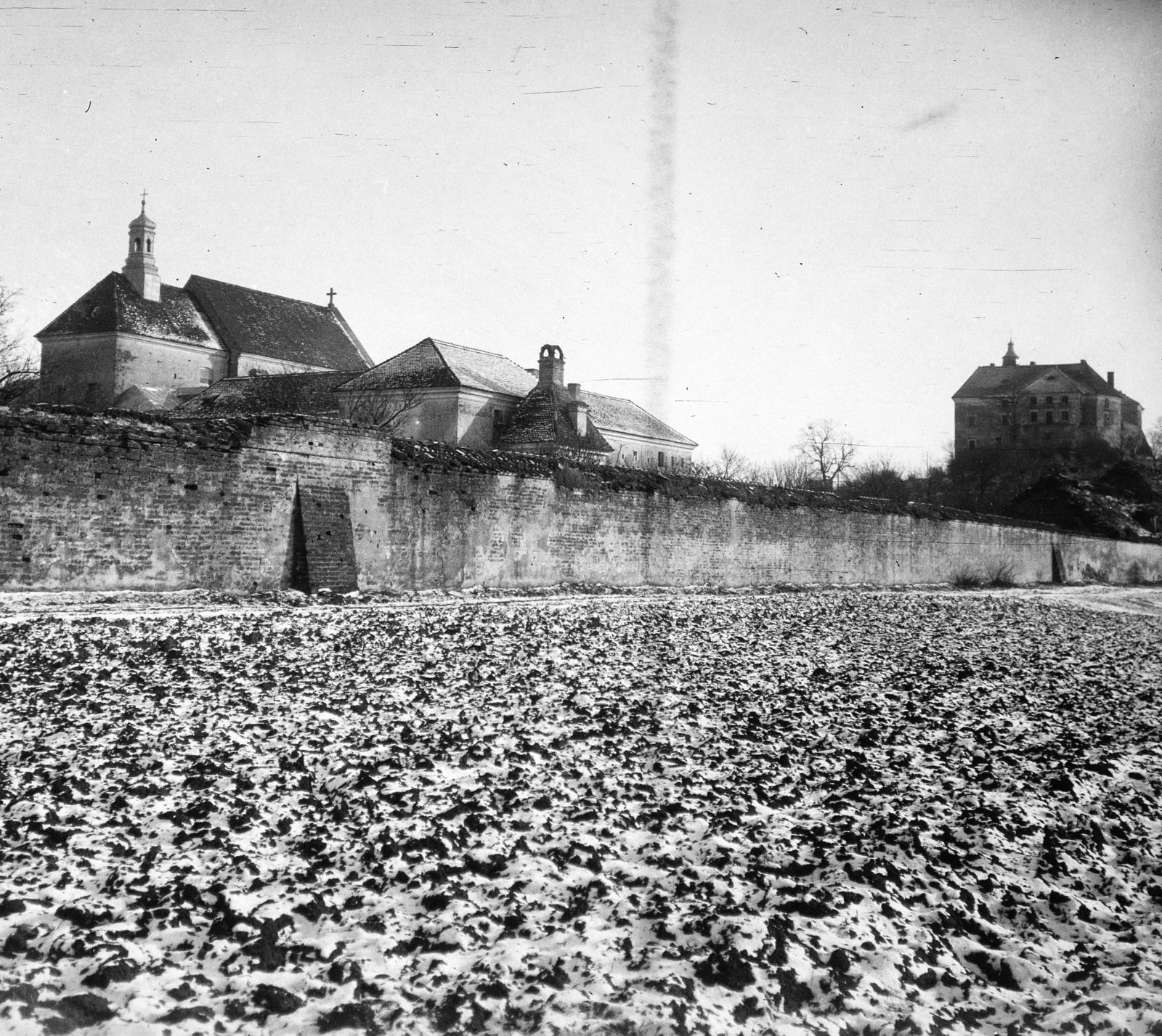 Ukrajna, Oleszko, balra a Kapucinus kolostor, jobbra az Oleszko-kastély., 1917, Urbánné dr. Lux Judit, Lux Gyula, téglafal, képarány: négyzetes, Fortepan #294631