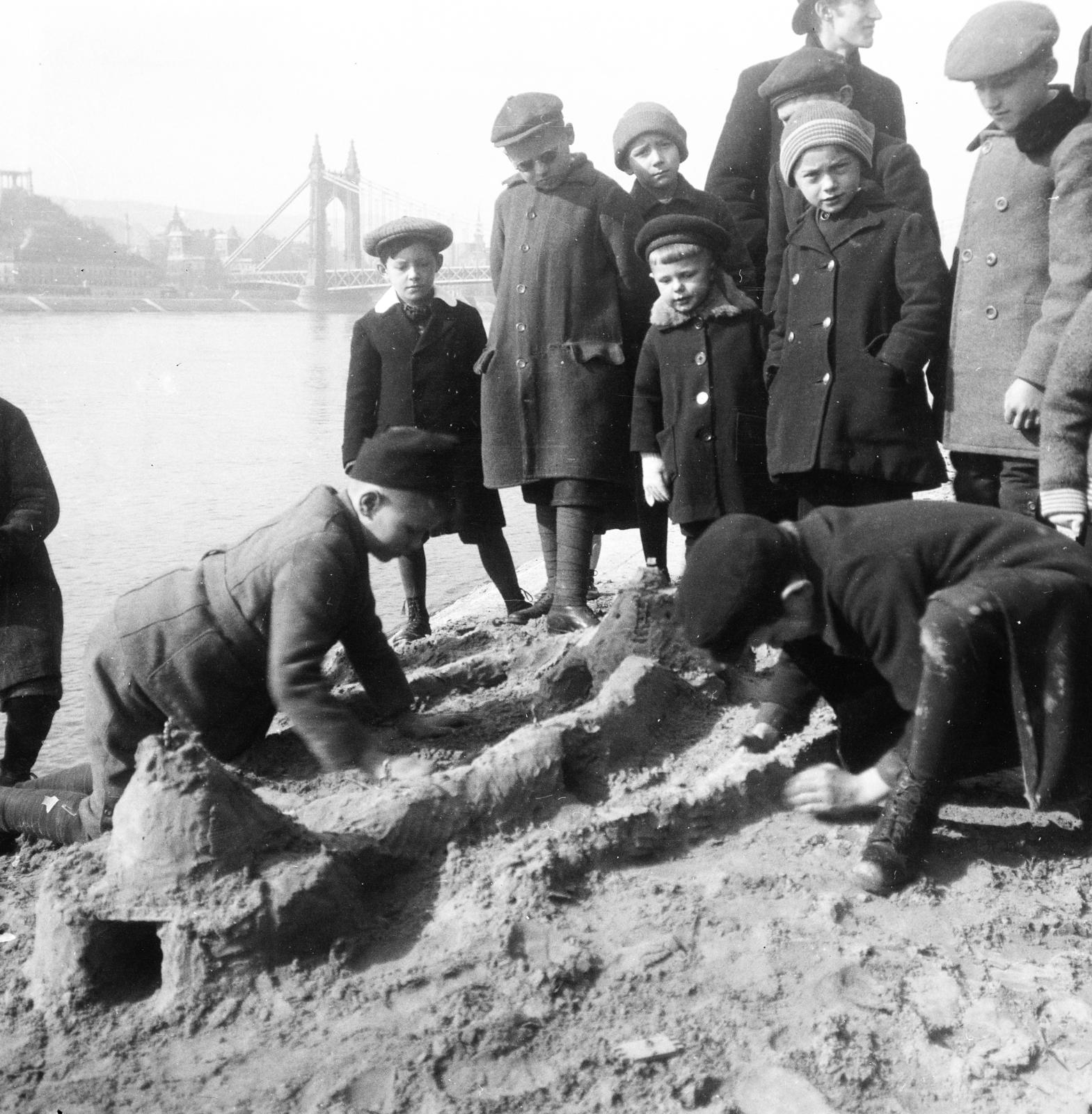 1916, Urbánné dr. Lux Judit, Best of, photo aspect ratio: square, sand, winter coat, curiosity, kids, wharf, Danube, Fortepan #294635