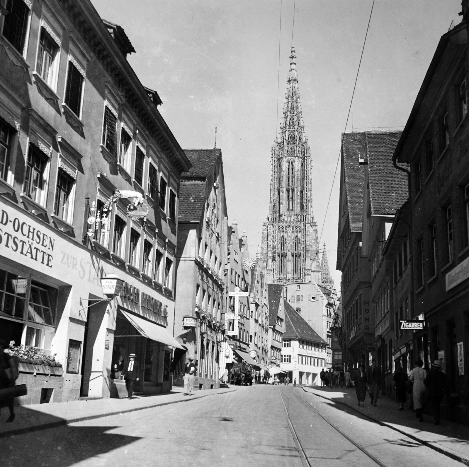 Németország, Ulm, Hirschstraße, szemben az Ulmi nagytemplom (Ulmer Münster)., 1937, Urbánné dr. Lux Judit, Lux Gyula, utcakép, Fortepan #294648