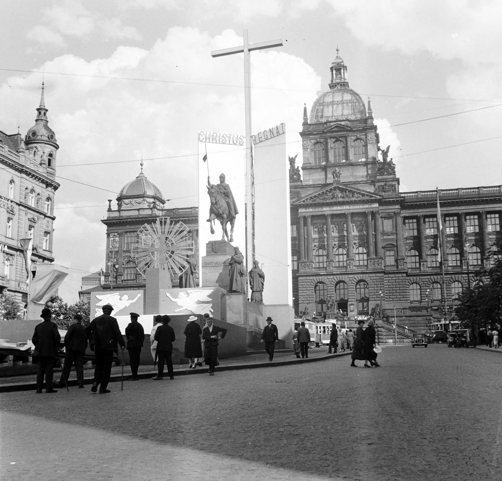 Csehország, Prága, Vencel tér (Václavské námestí), Szent Vencel szobor, háttérben a Nemzeti Múzeum., 1937, Urbánné dr. Lux Judit, Lux Gyula, Fortepan #294649