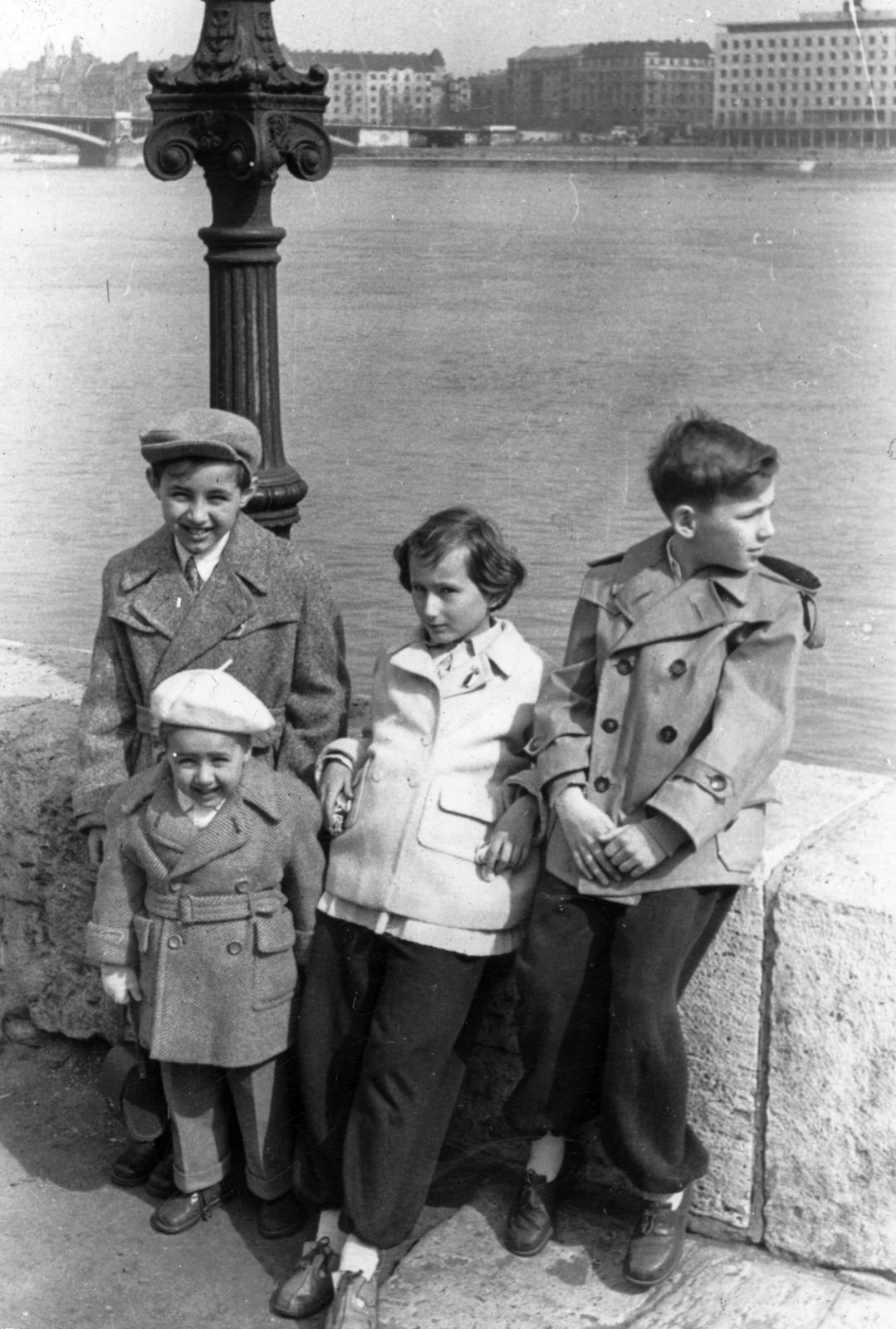 Hungary, Budapest II., Bem rakpart, háttérben a Jászai Mari tér., 1957, Gál László, tableau, kids, beret, windbreaker, Budapest, Fortepan #29465