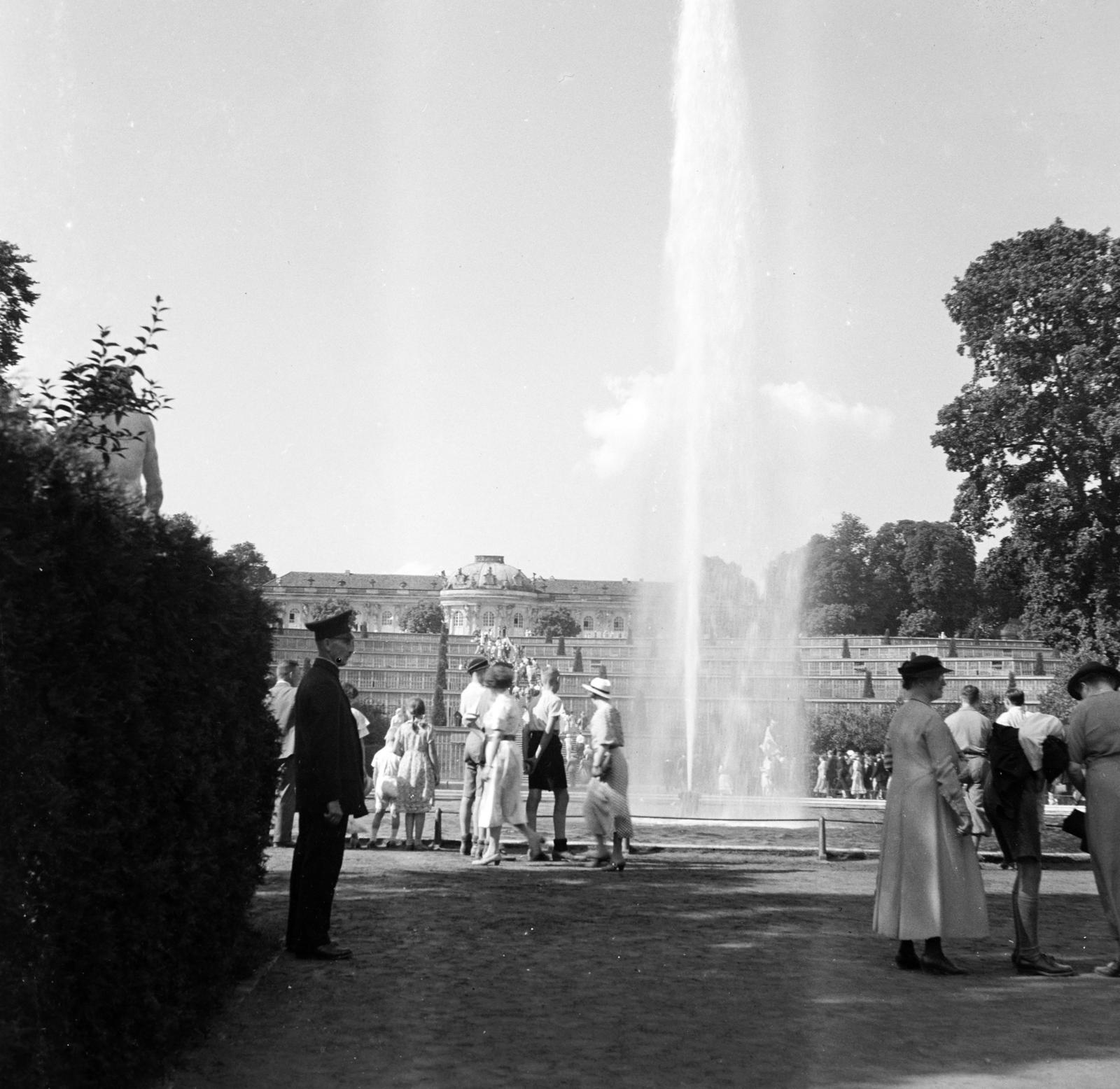 1937, Urbánné dr. Lux Judit, fountain, Fortepan #294651