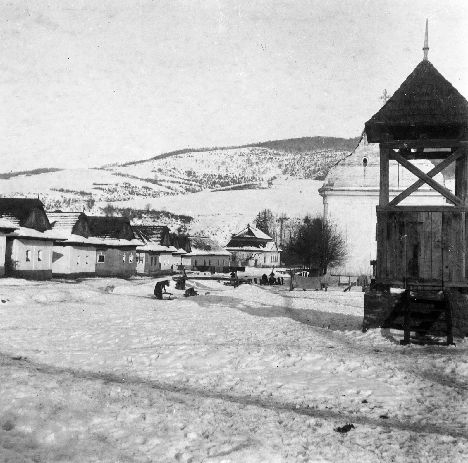 Szlovákia, Henckó, a harangláb mögött az 1798-ban épült evangélikus templom, a távolban dr. Lux Gyula nyelvész, tanügyi főtanácsos szülőháza., 1915, Urbánné dr. Lux Judit, Lux Gyula, havas táj, templom, képarány: négyzetes, mosás, kúria, Fortepan #294657