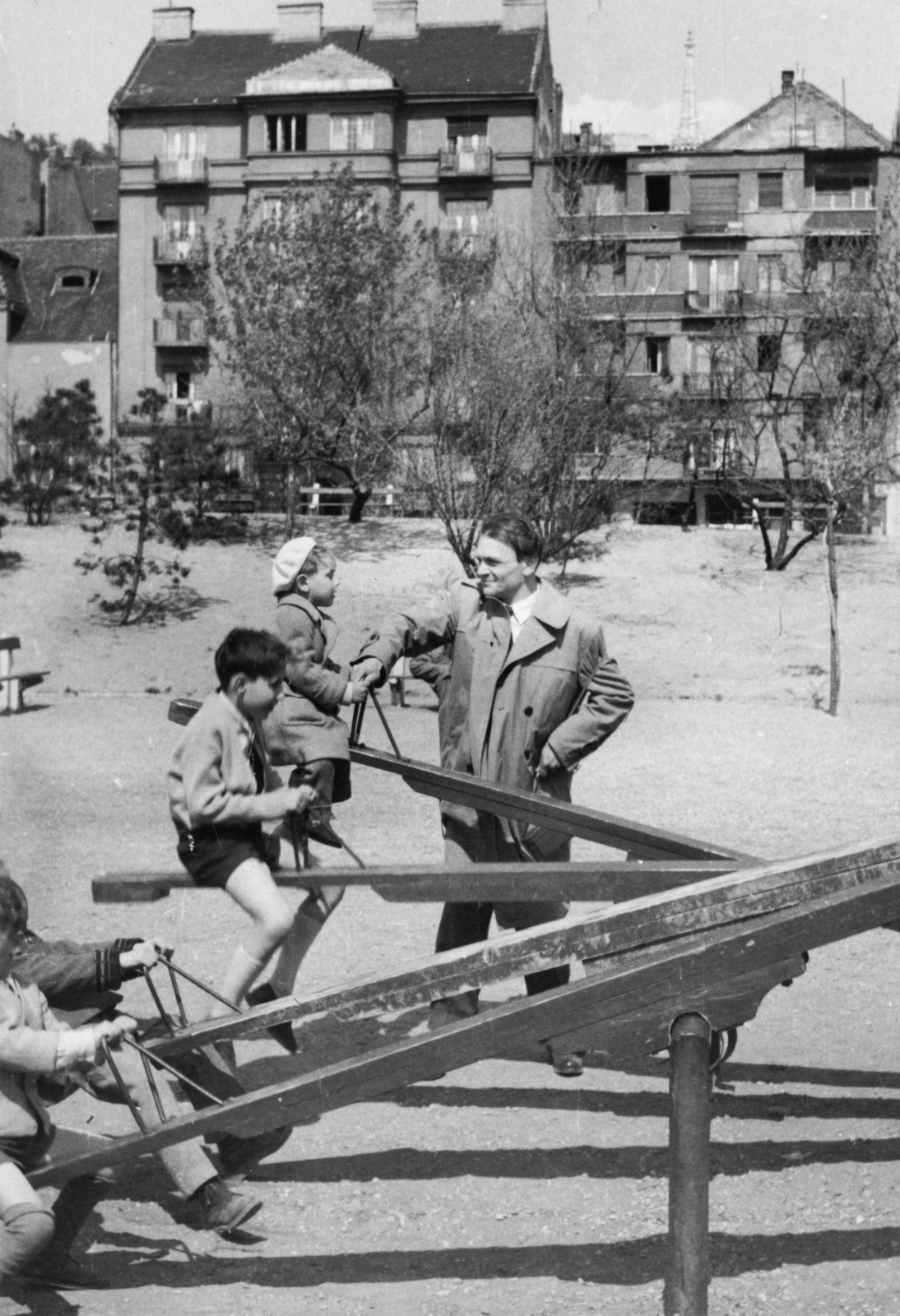 Hungary, Budapest I., Vérmező, háttérben az Attila út 85. és 87. sz. épületek., 1958, Gál László, playground, seesaw, Budapest, Fortepan #29466