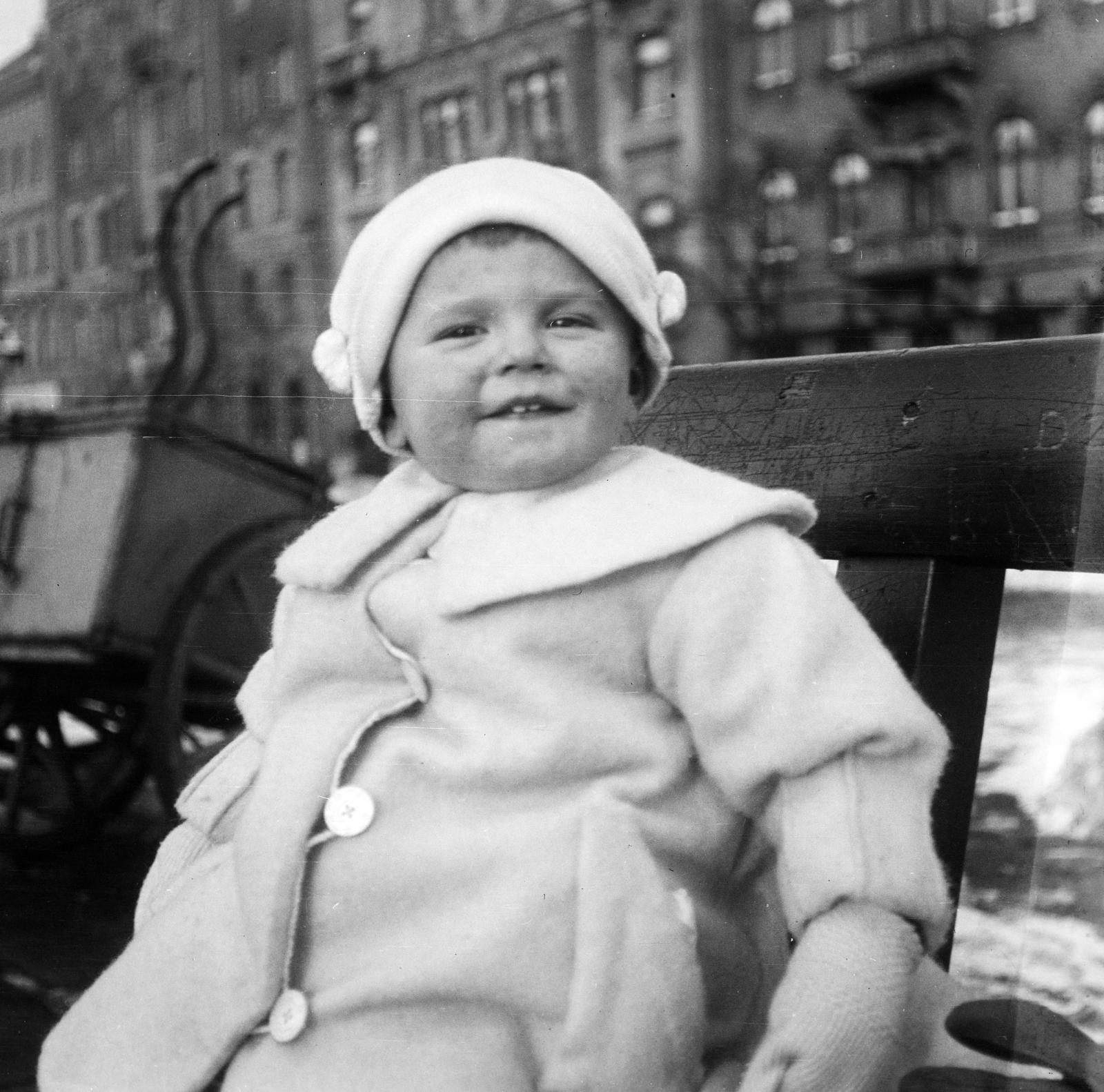 1915, Urbánné dr. Lux Judit, kid, cap, winter coat, photo aspect ratio: square, Fortepan #294661