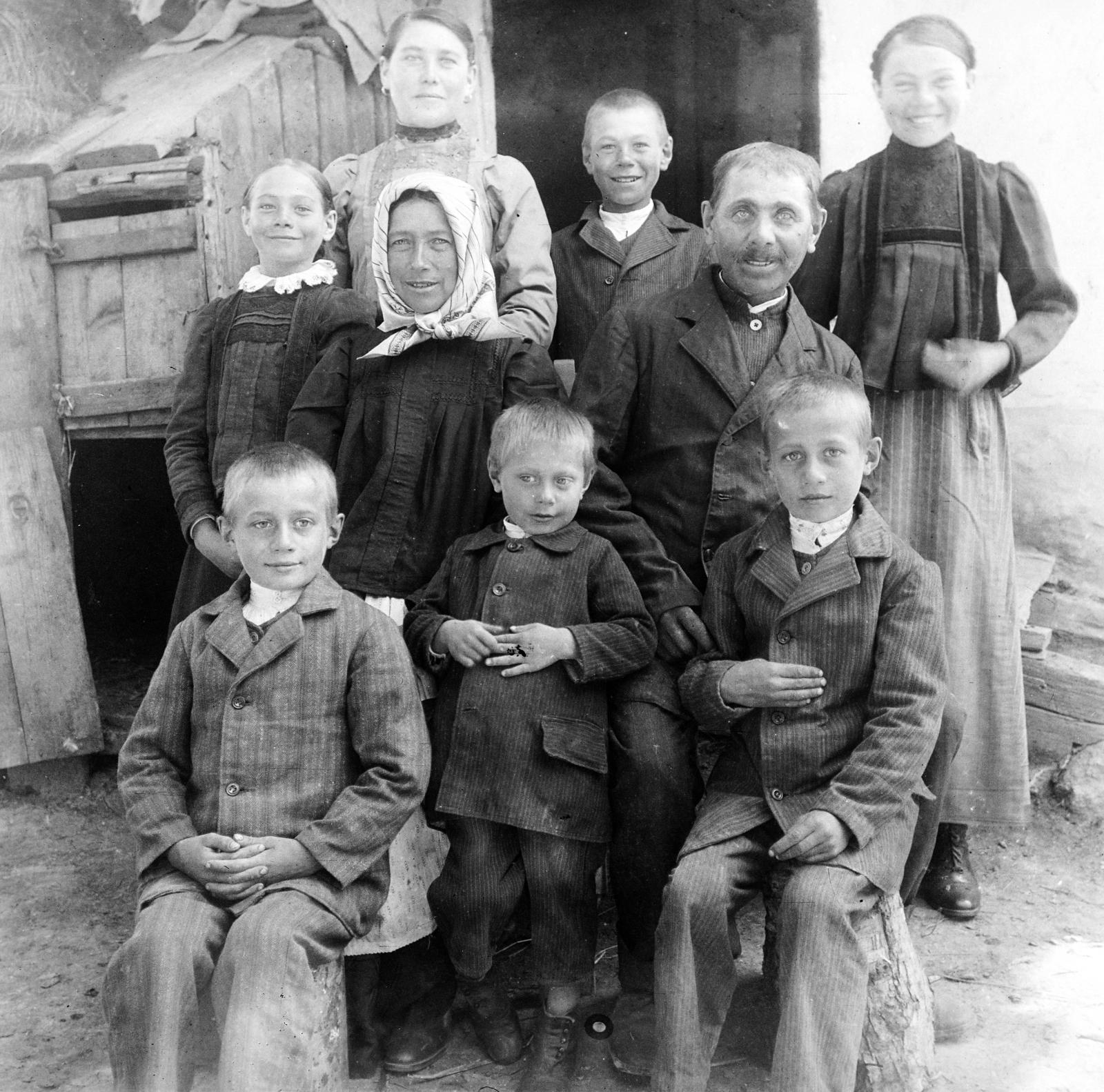 1915, Urbánné dr. Lux Judit, Lux Gyula, zakó, fejkendő, család, képarány: négyzetes, Fortepan #294663