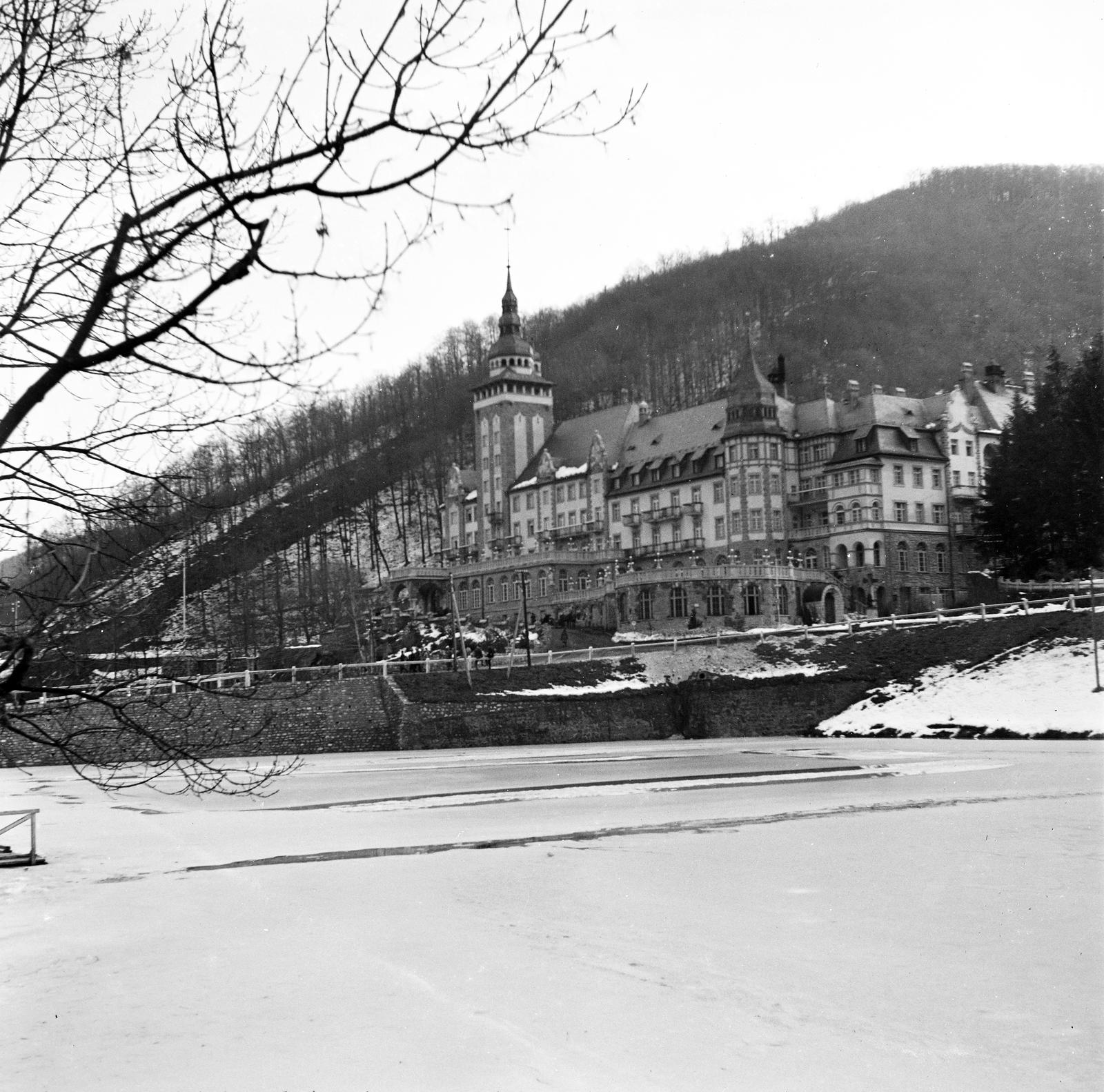 Hungary, Miskolc, Hámori-tó, háttérben a Palotaszálló., 1932, Urbánné dr. Lux Judit, picture, Fortepan #294665