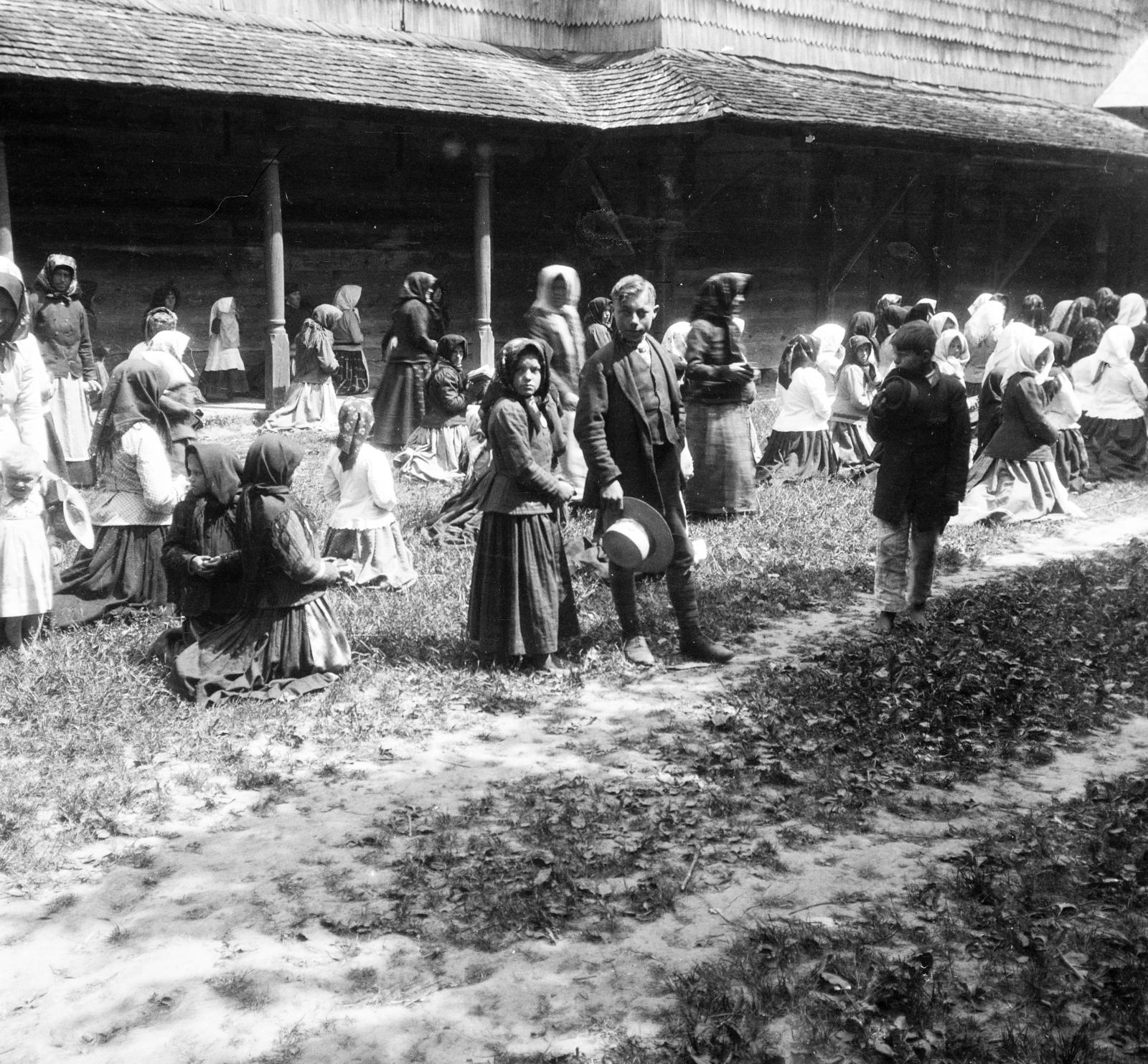 1918, Urbánné dr. Lux Judit, Lux Gyula, fejkendő, képarány: négyzetes, népviselet, kalap, zarándoklat, ima, fatemplom, gyerekek, Fortepan #294668