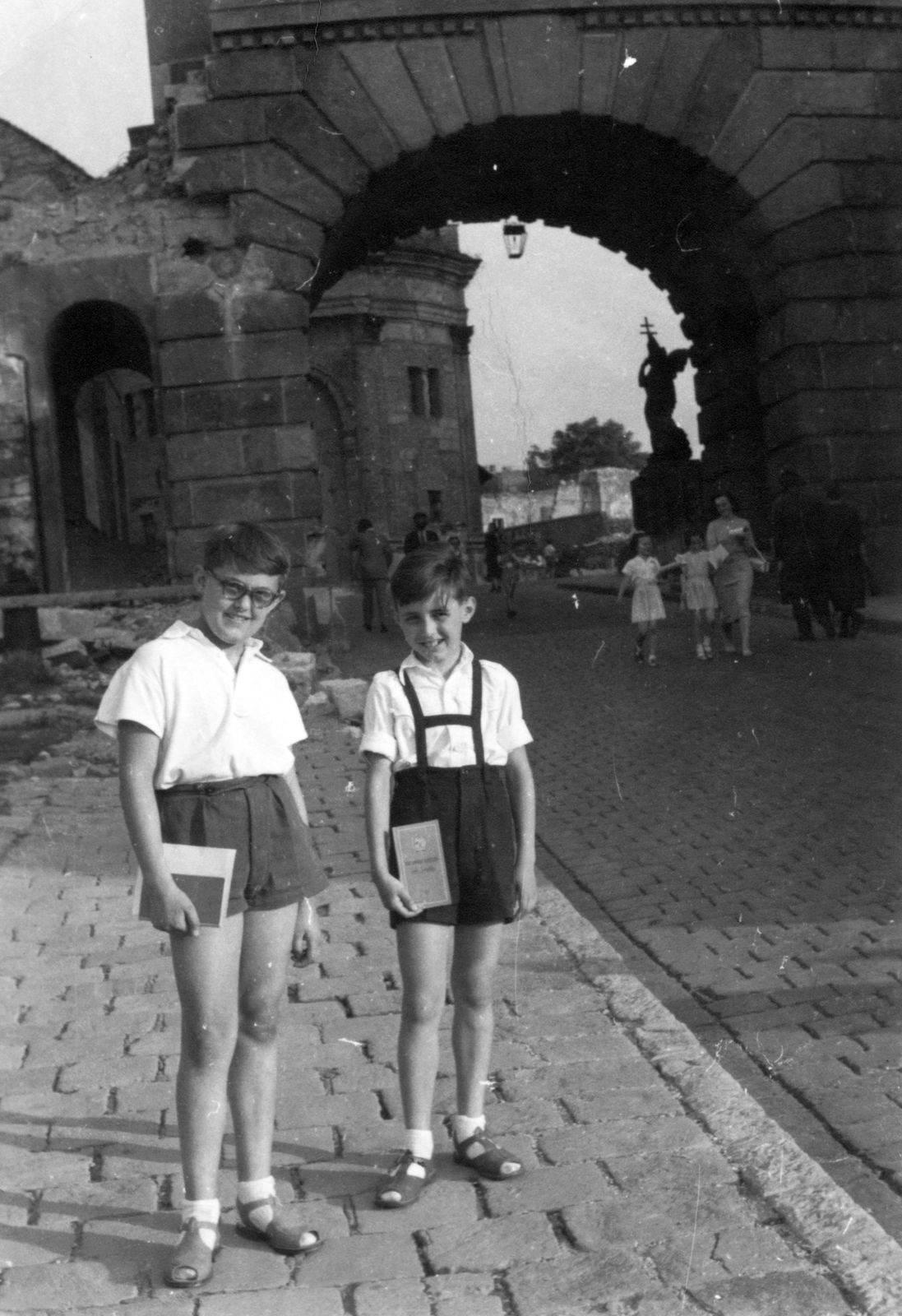 Hungary, Budapest I., Bécsi kapu., 1957, Gál László, boys, double portrait, sandal, certificate, Budapest, Fortepan #29467