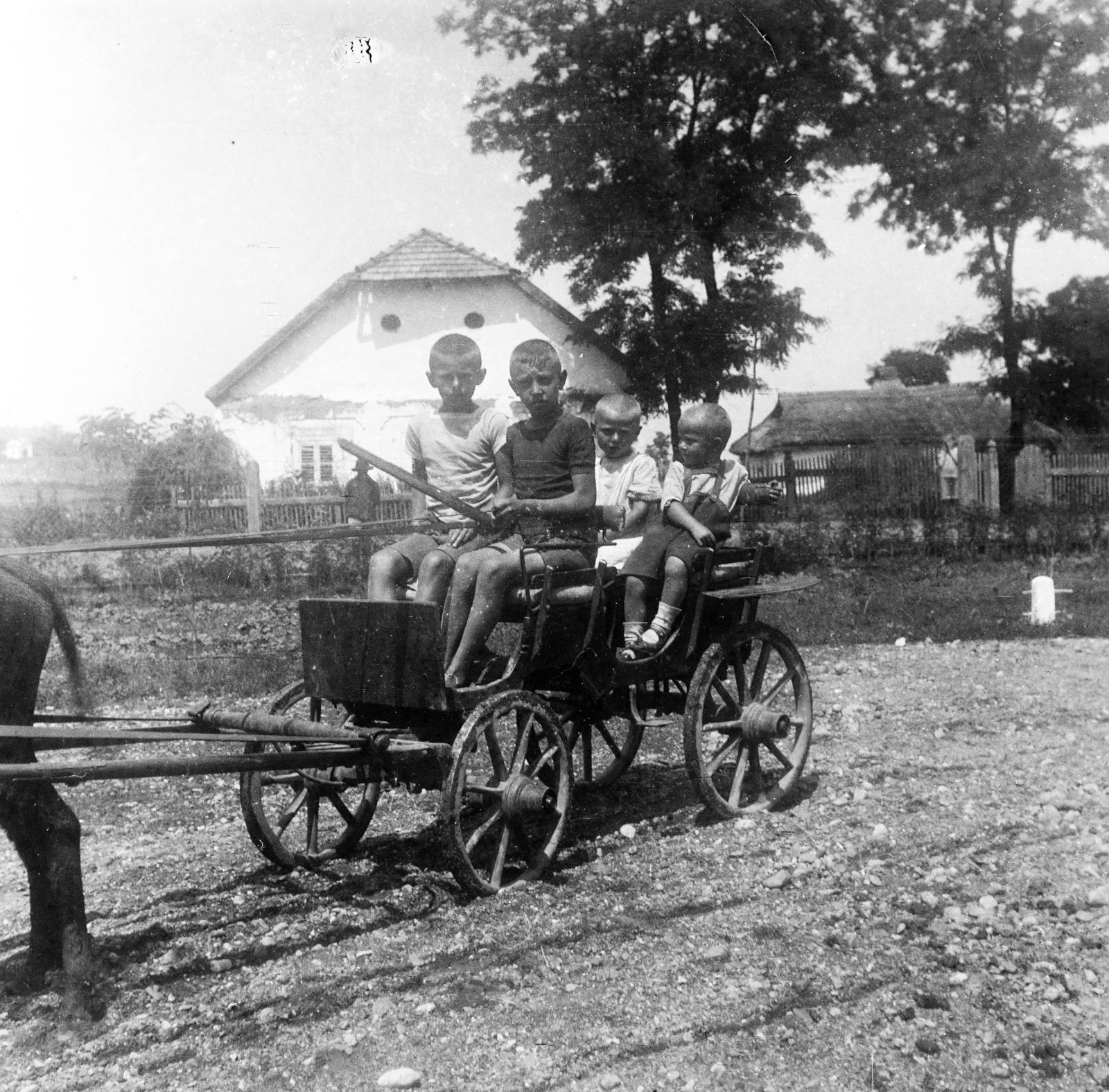 1918, Urbánné dr. Lux Judit, Lux Gyula, szekér, gyerekek, képarány: négyzetes, Fortepan #294672