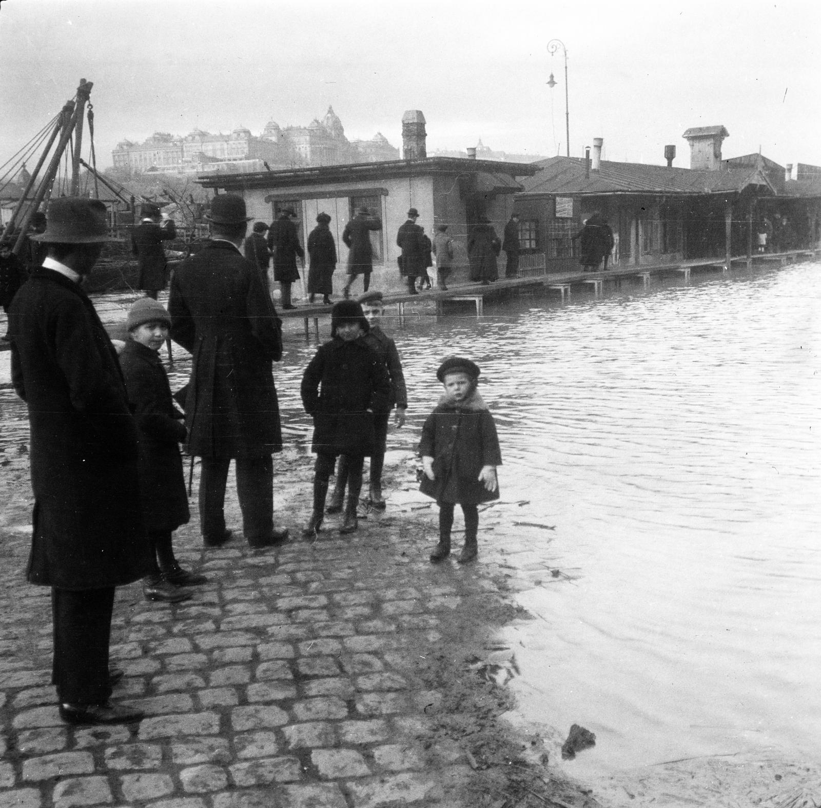 1915, Urbánné dr. Lux Judit, wharf, photo aspect ratio: square, bowler hat, street lamp, Fortepan #294673